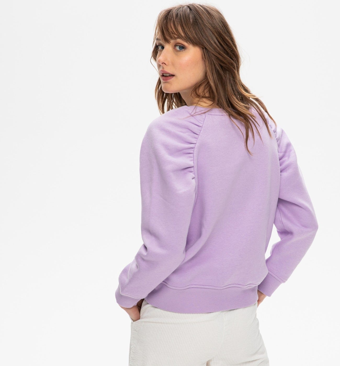 Bold-sleeved sweatshirt