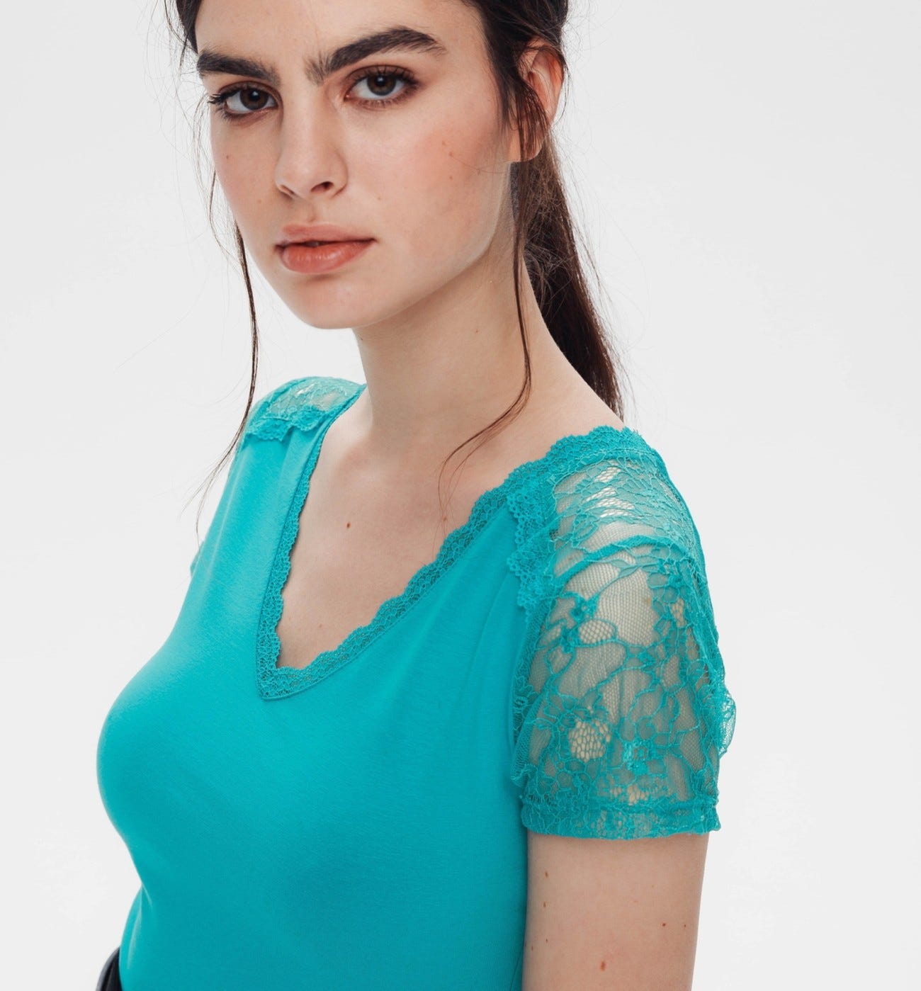 Jersey body with lace trim