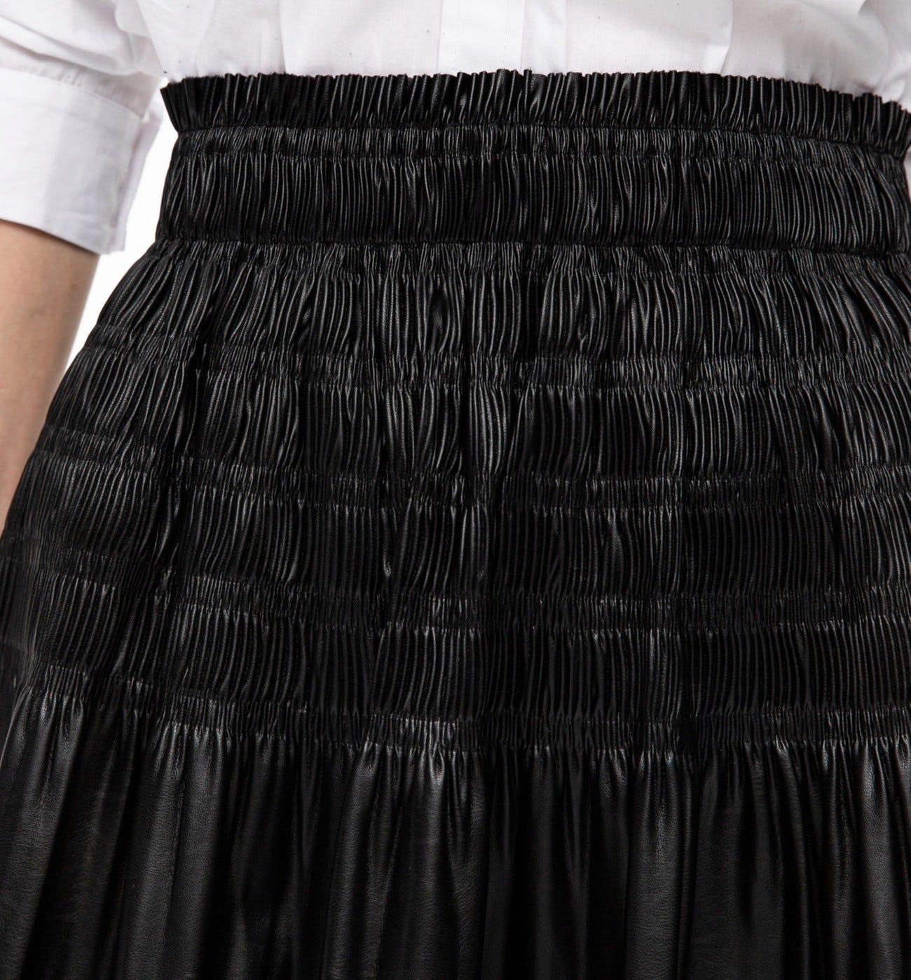 Smocked skirt in faux leather