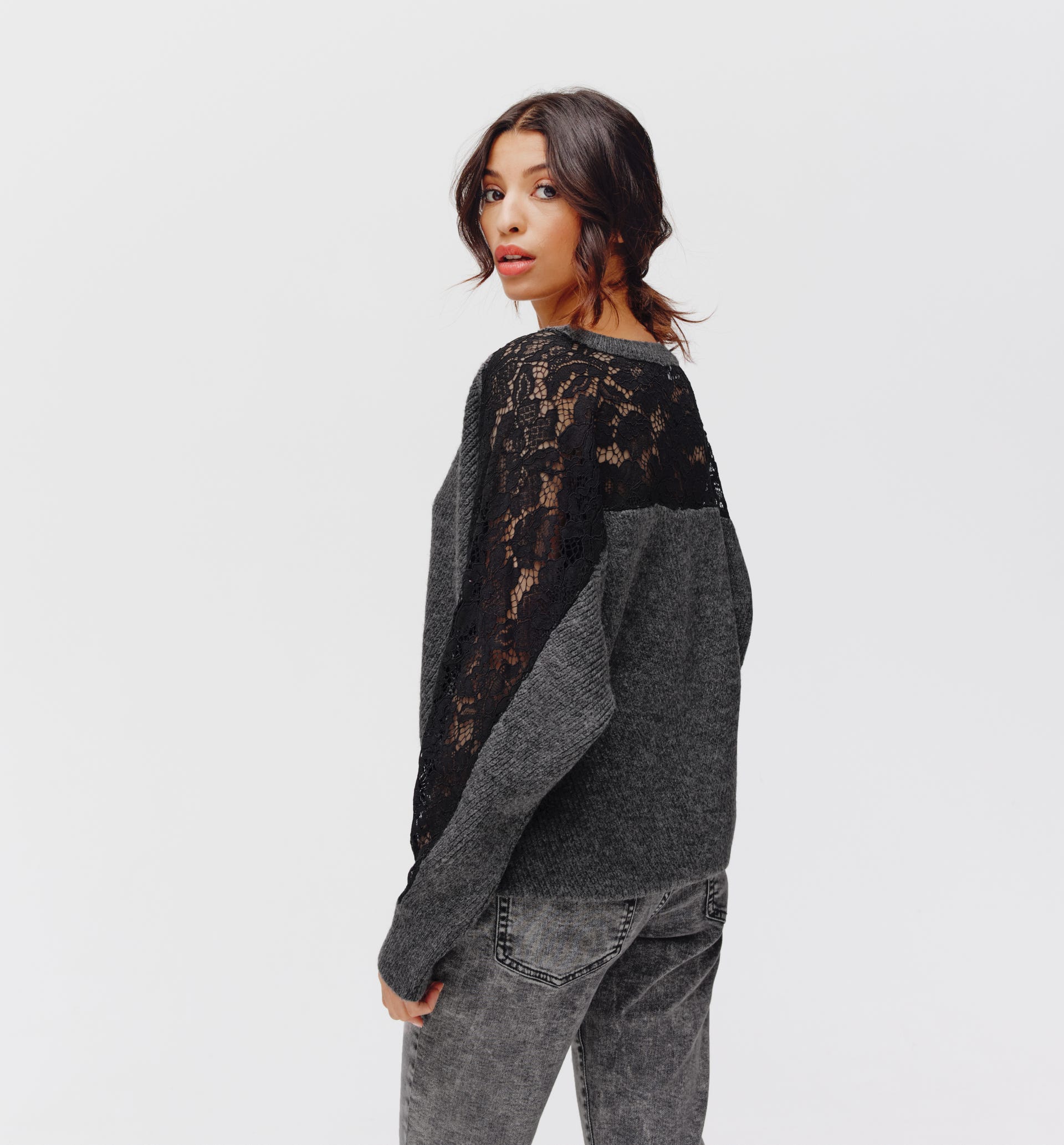 Oversize-Pullover mit Spitze