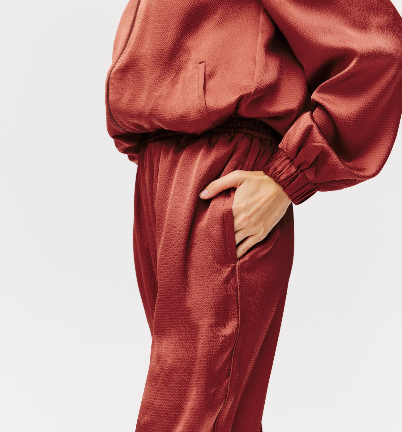 Pantalón satinado talle alto