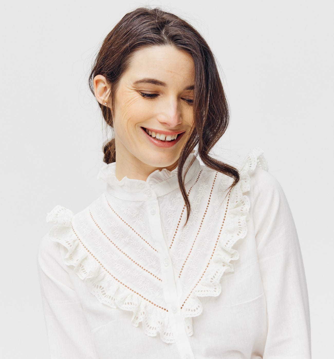Bestickte Bluse mit Volants