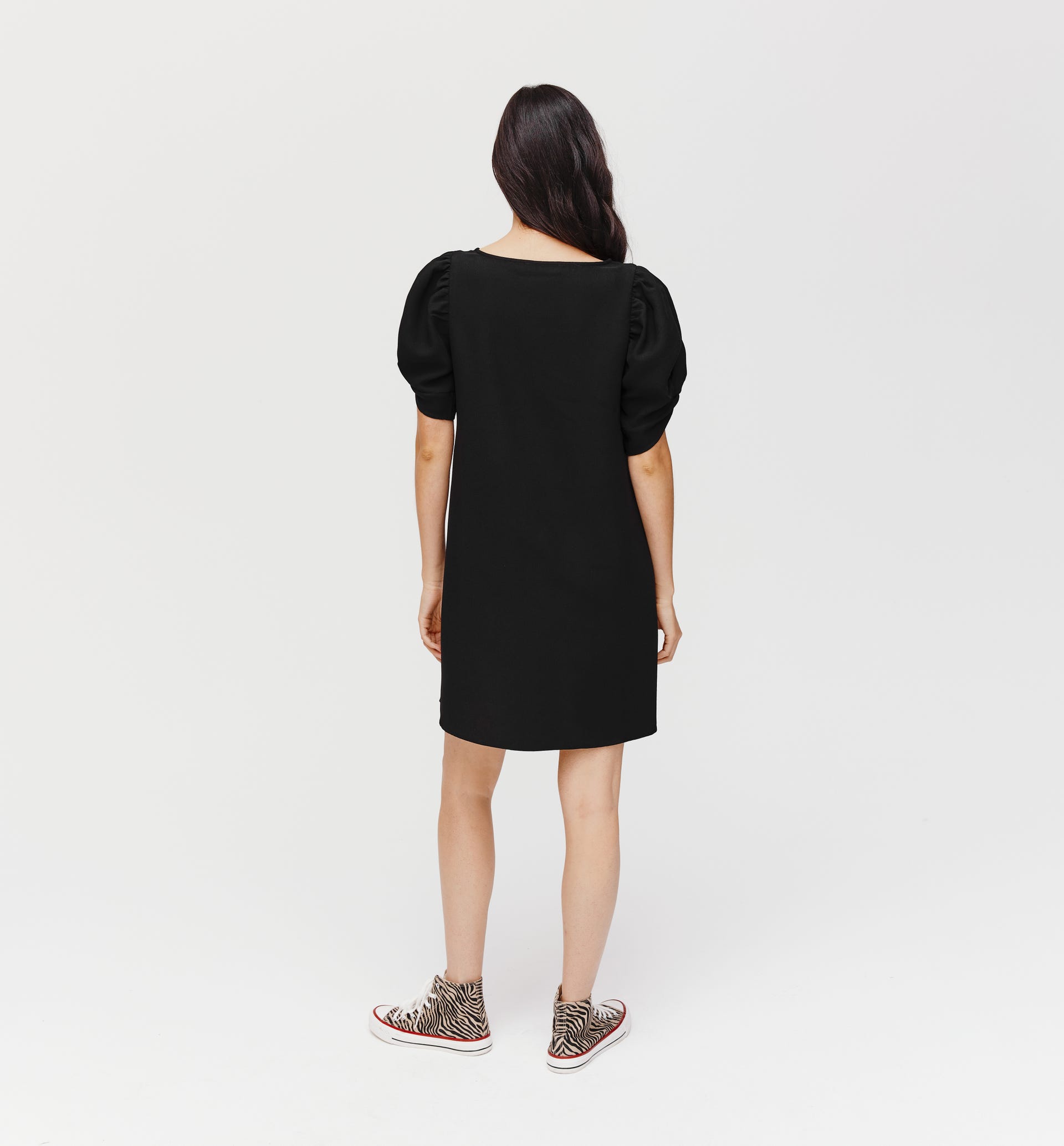 Puff-sleeved short dress
