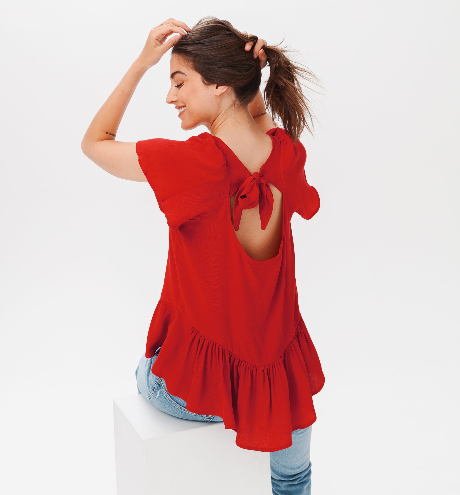 Blusa con scollatura dietro