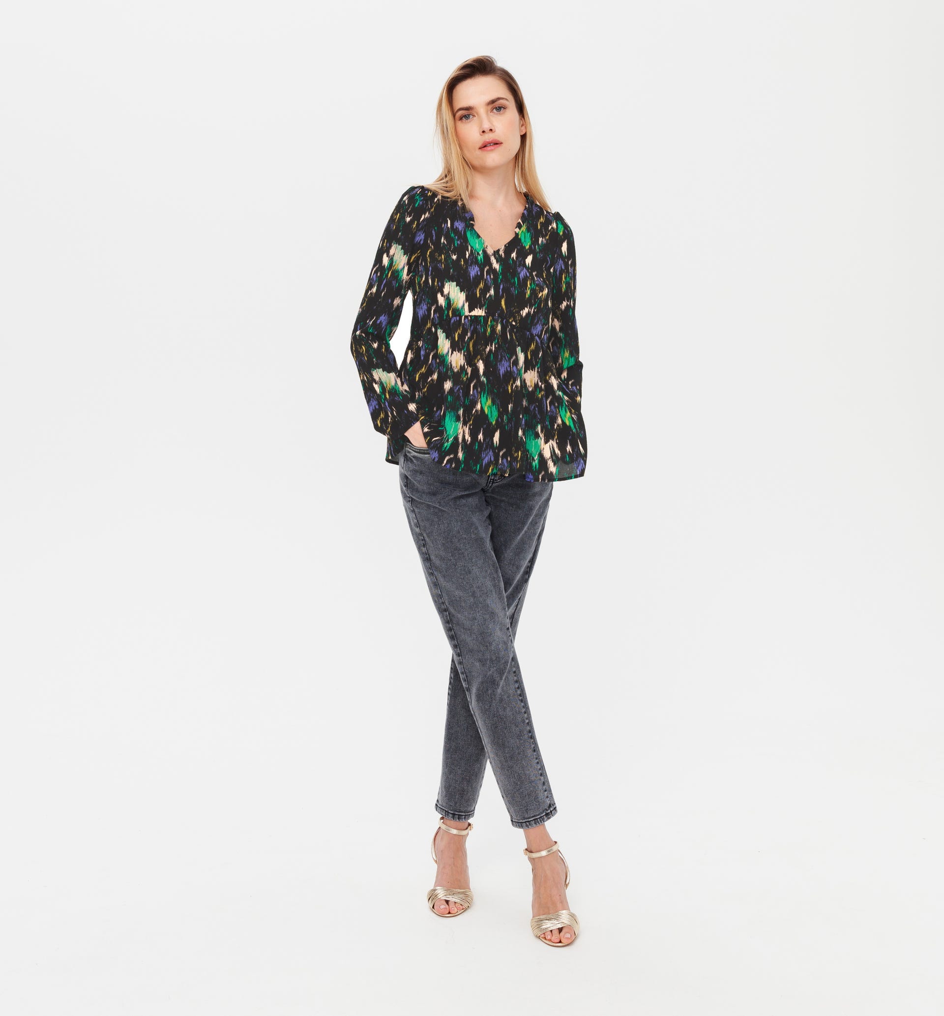 Kreppbluse mit Volantkragen