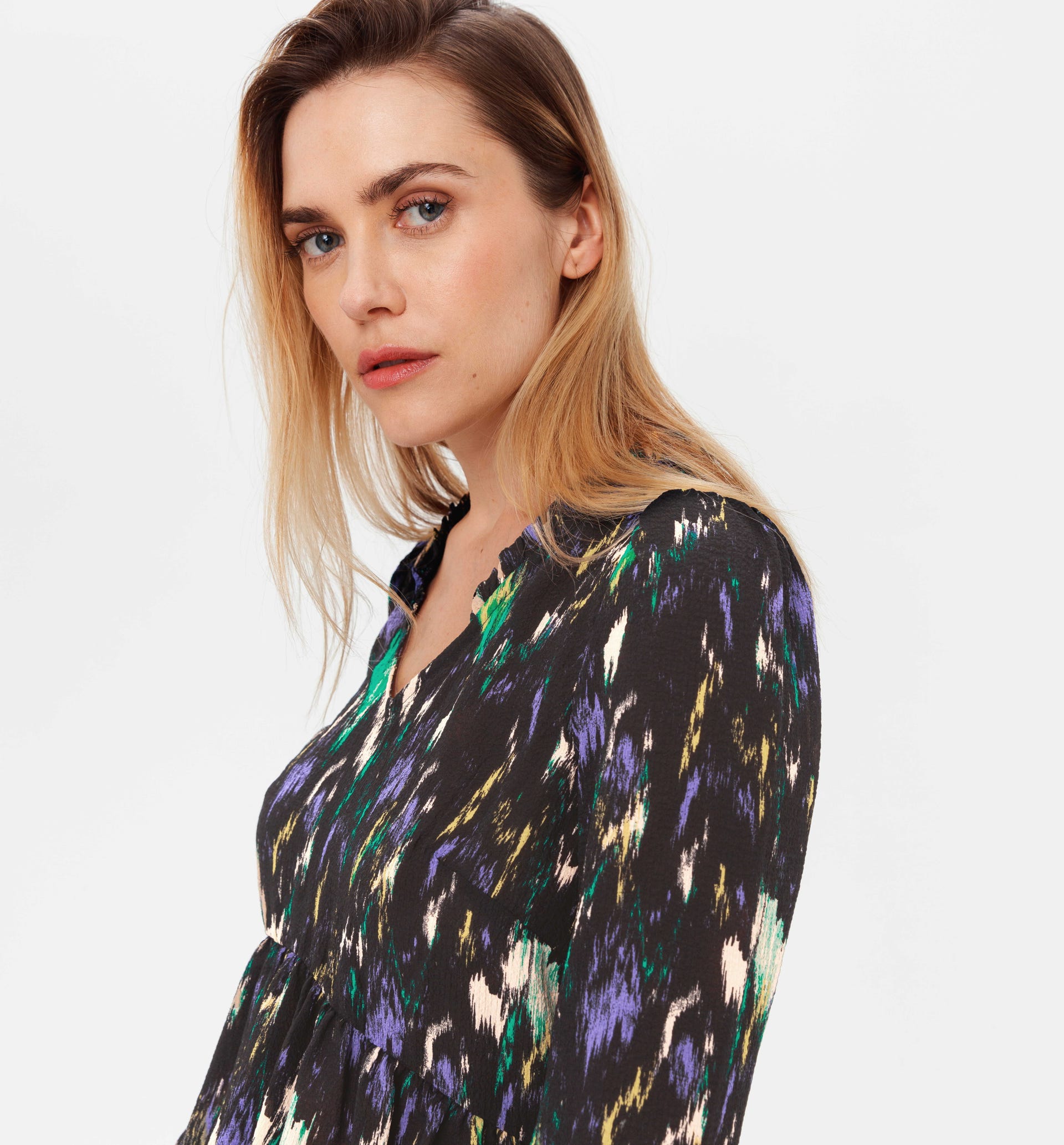 Kreppbluse mit Volantkragen