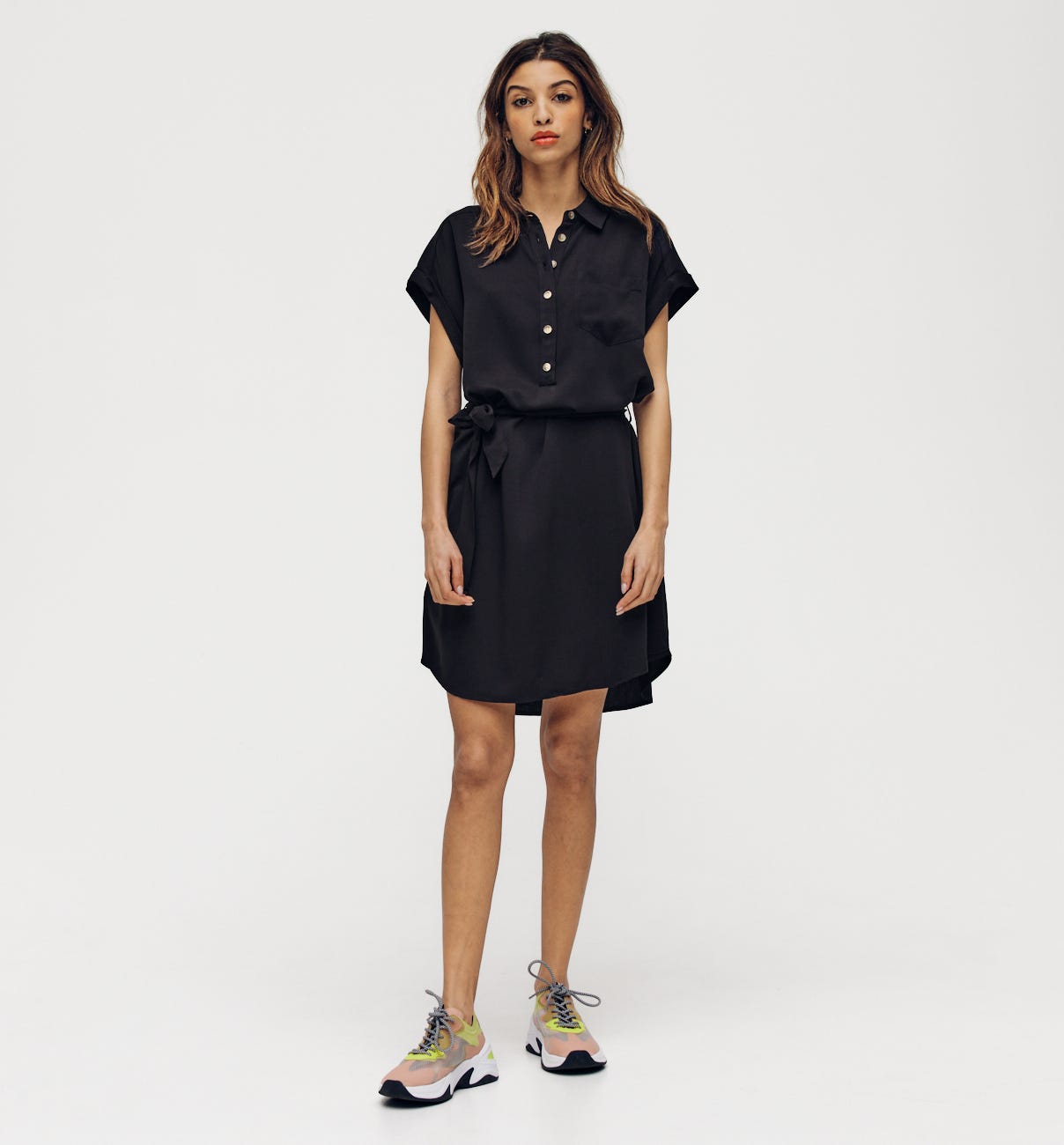Kurzarm-Kleid mit Gürtel