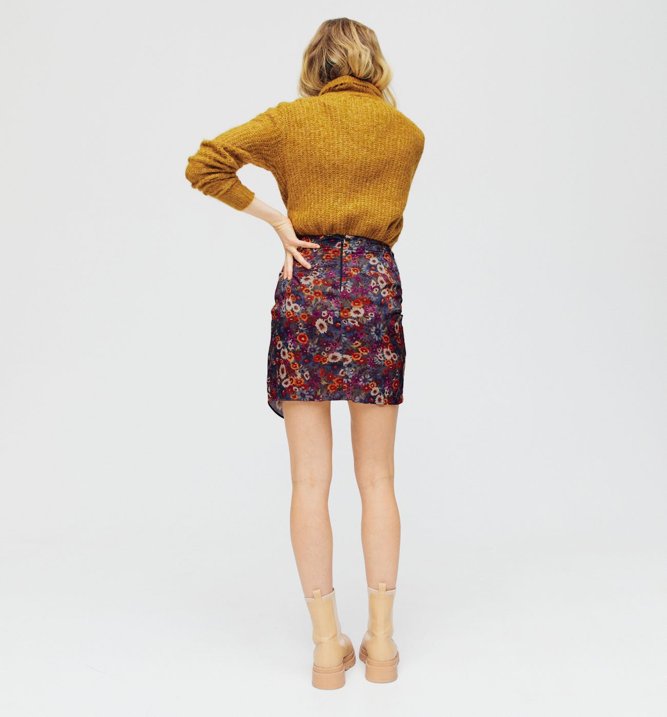 Short silky skirt
