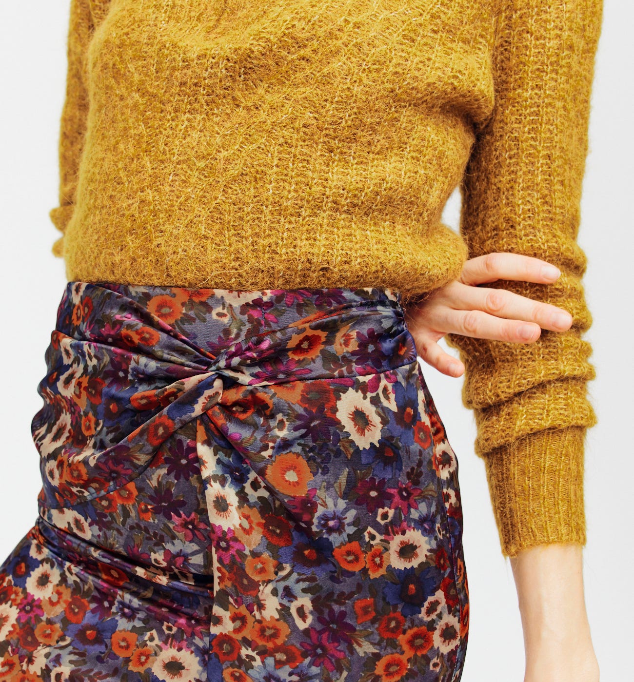 Short silky skirt