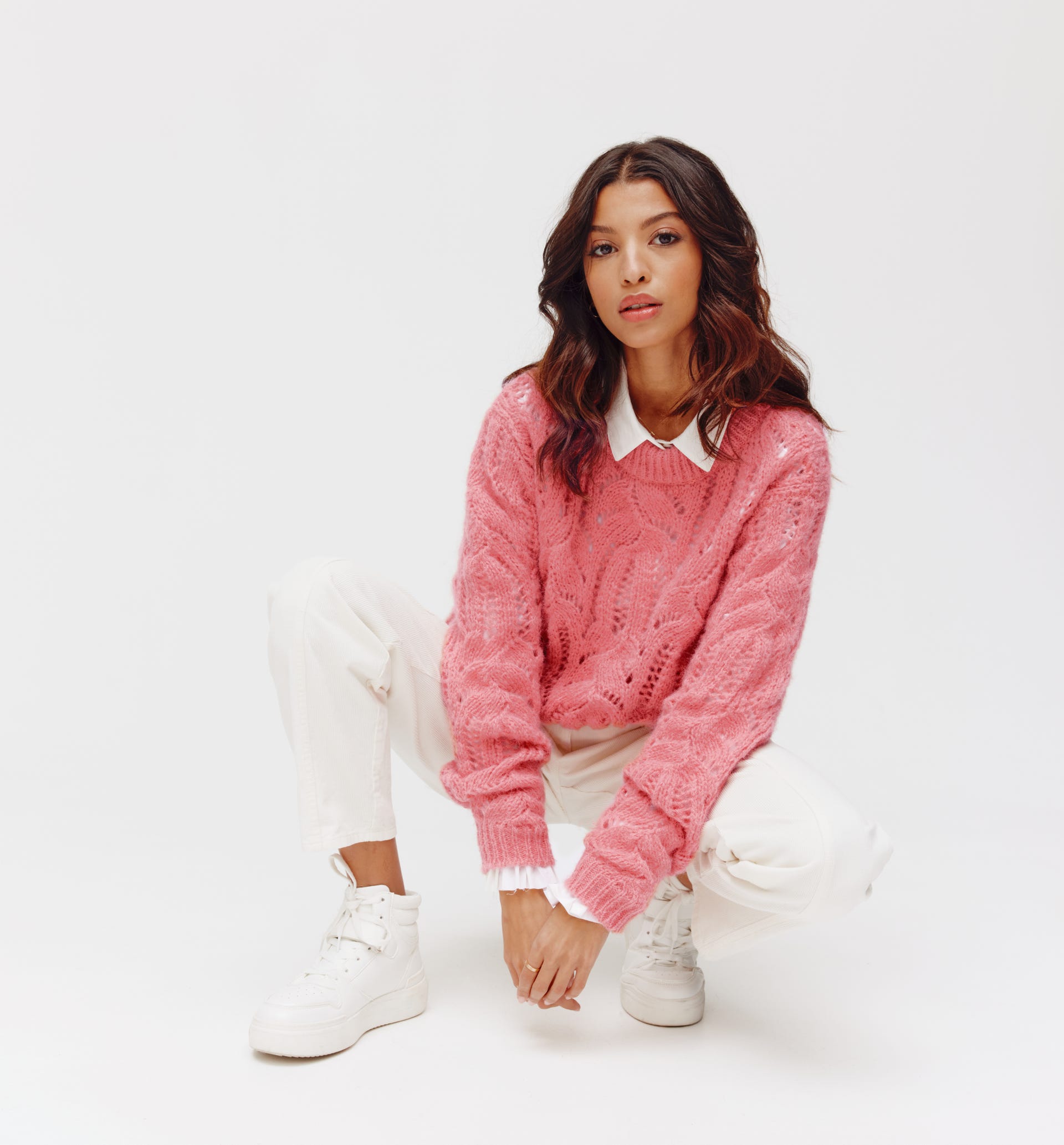 Kurzer Pullover mit Lochmuster
