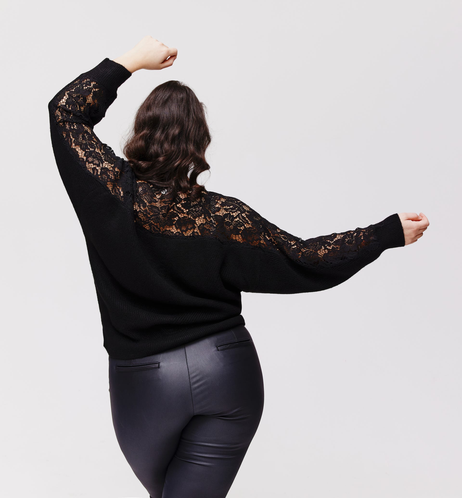 Oversize-Pullover mit Spitze