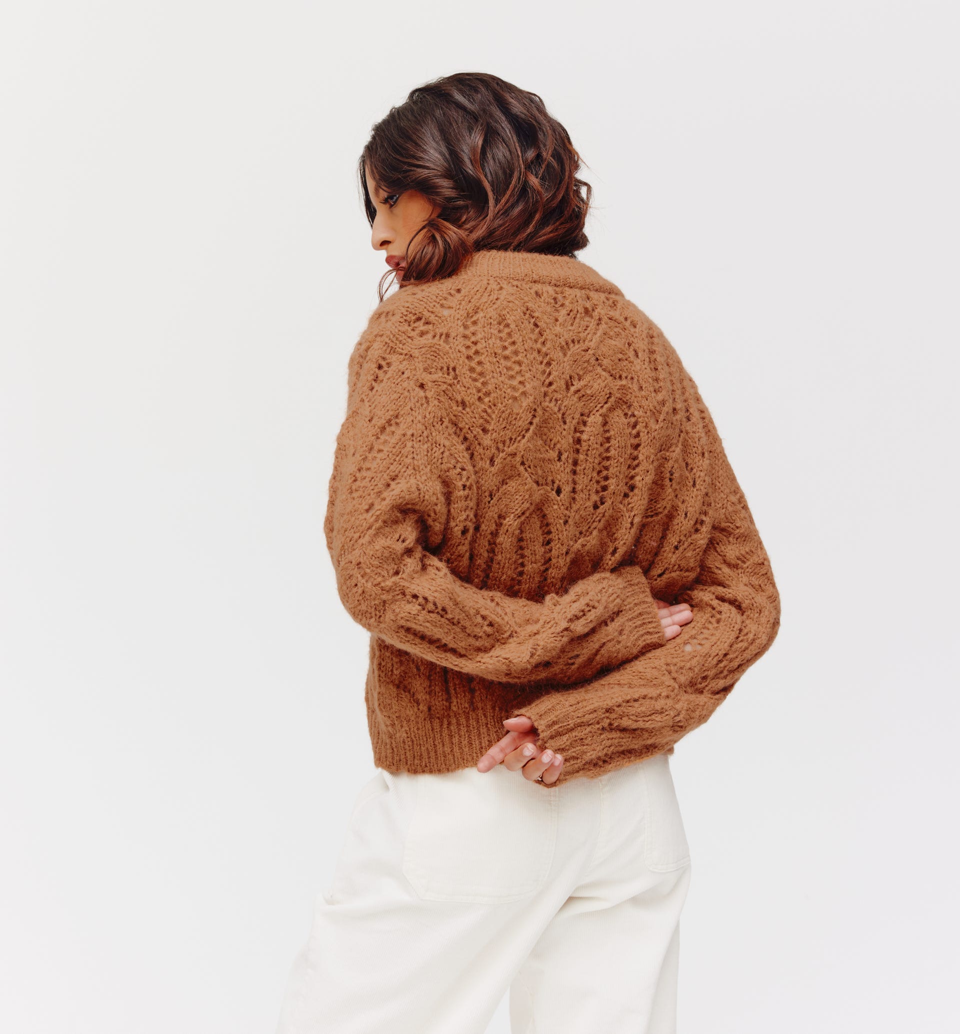 Kurzer Pullover mit Lochmuster