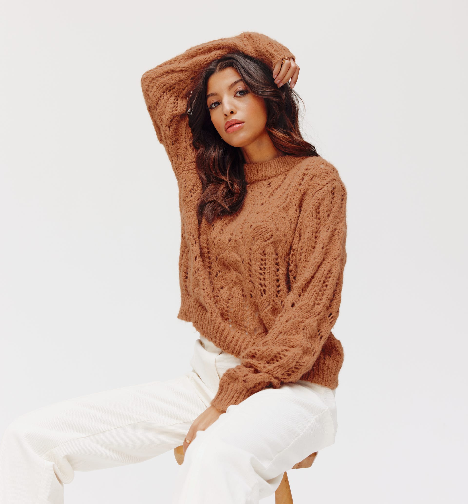 Kurzer Pullover mit Lochmuster