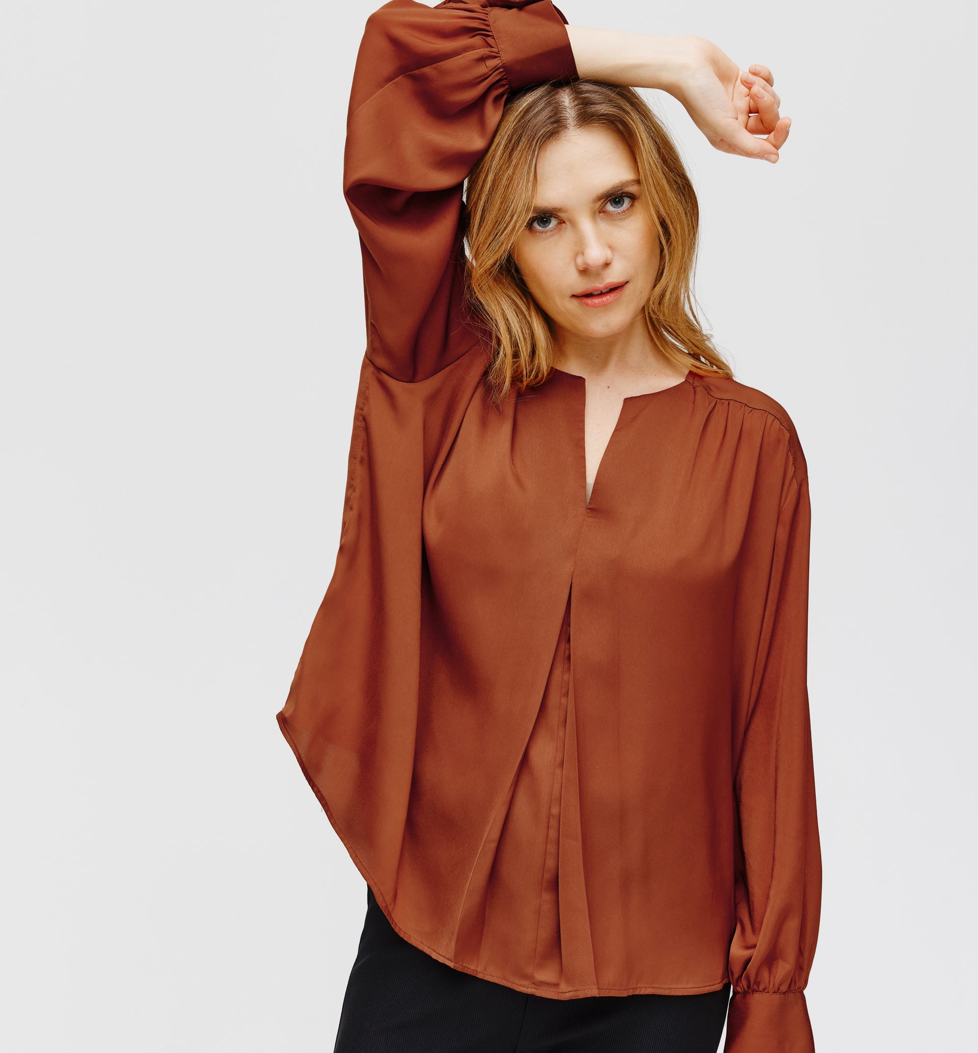 Blusa sedosa con mangas globo