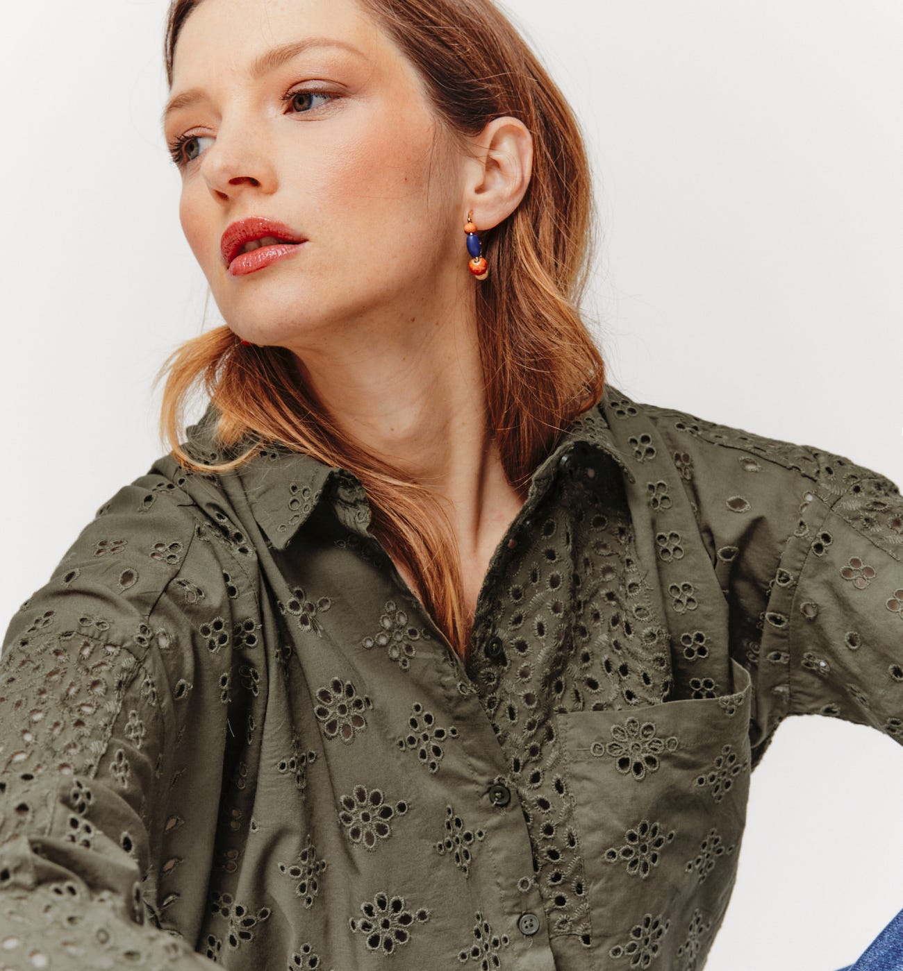 Camisa con bordado inglés