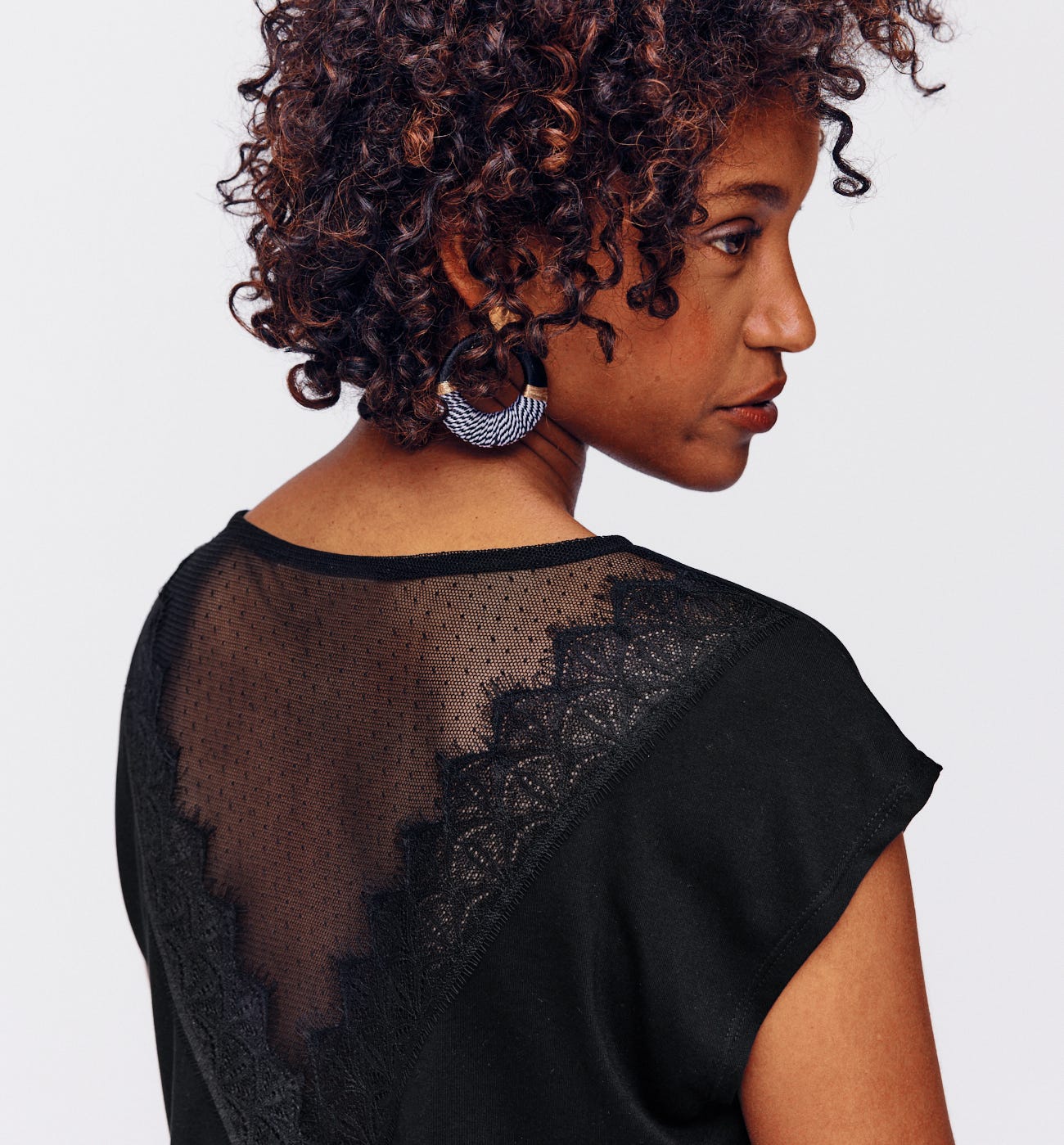 Camiseta lisa detalle encaje