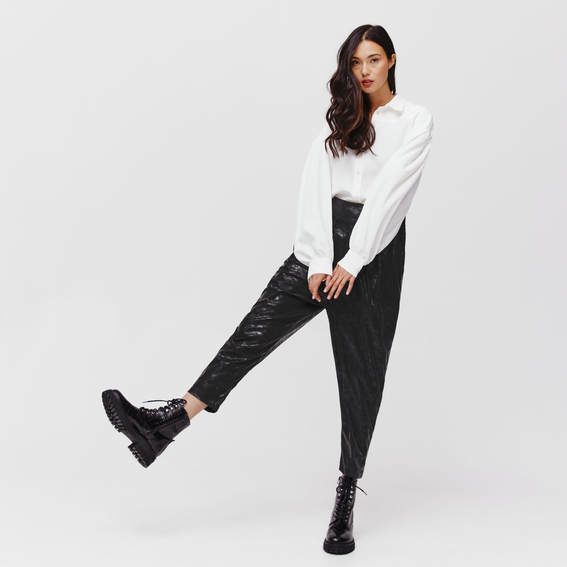 Pantaloni carrot similpelle