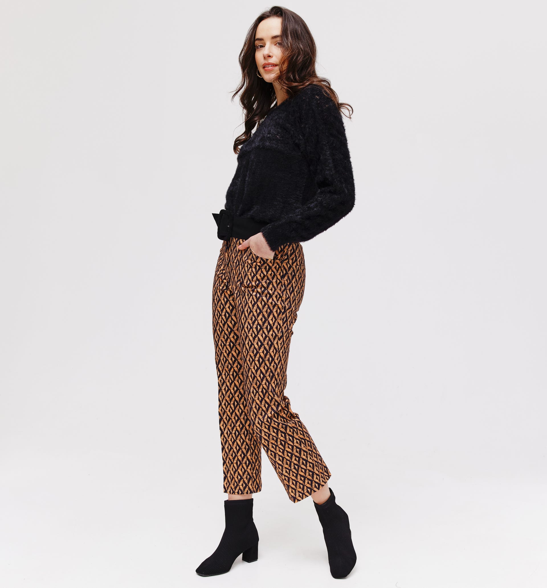 Calf-length patterned trousers