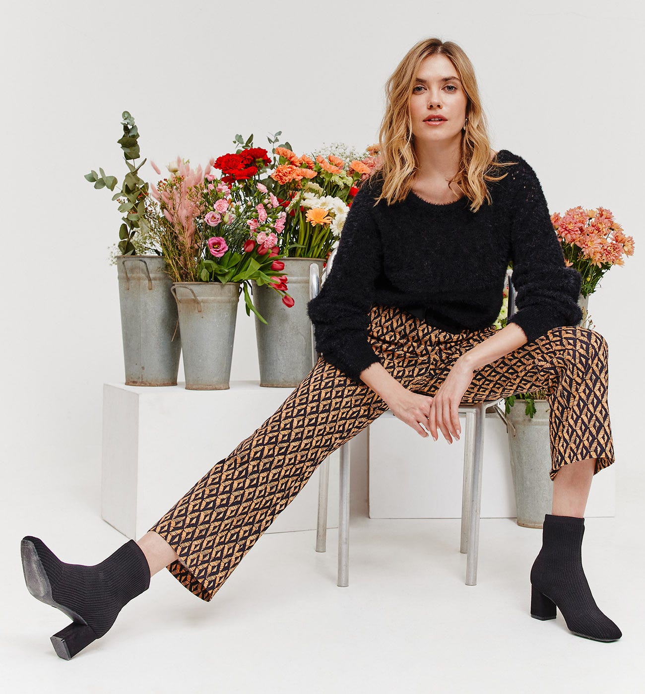 Calf-length patterned trousers