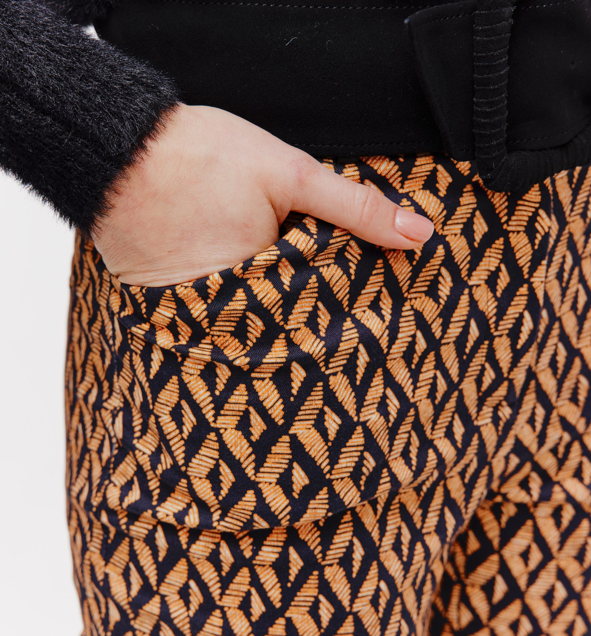 Calf-length patterned trousers