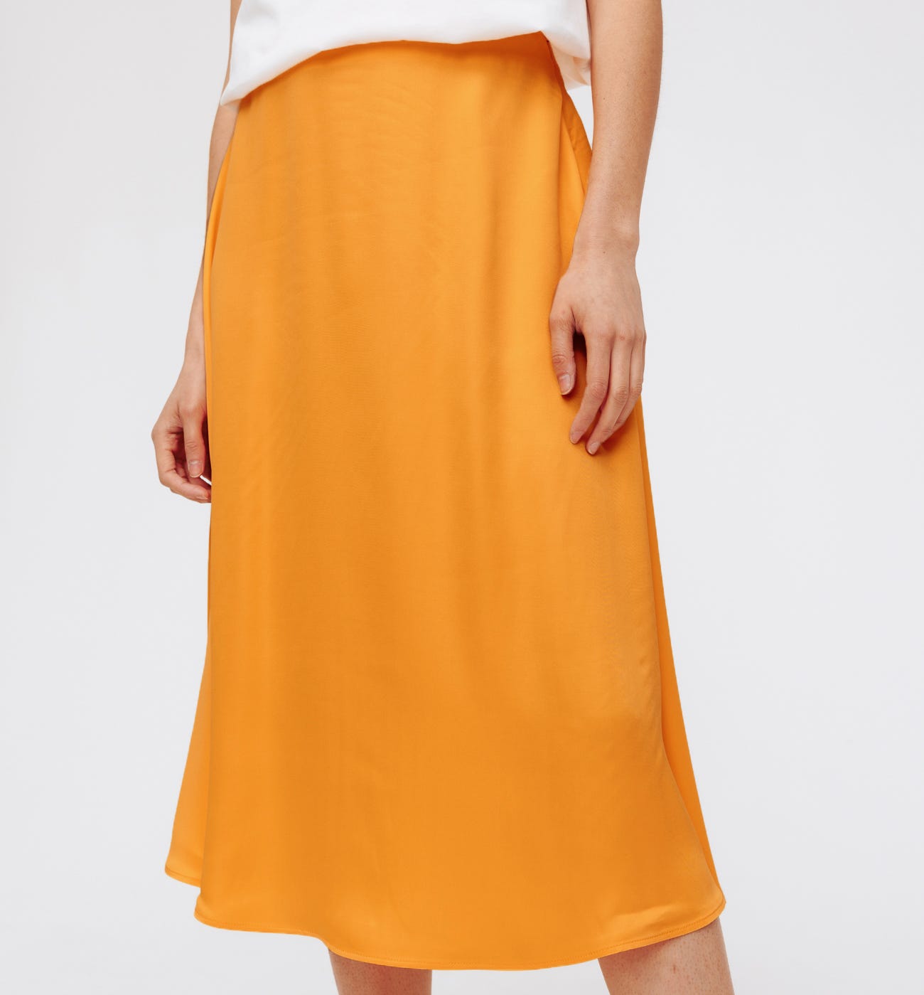 Falda midi satinada