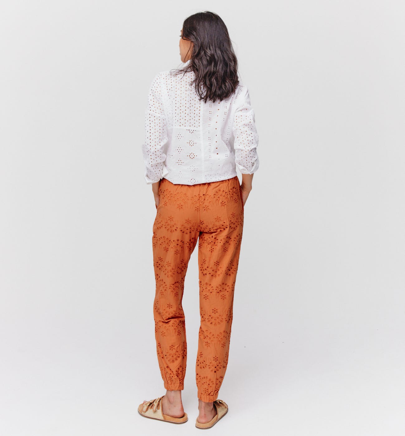 Jogpant en broderie anglaise