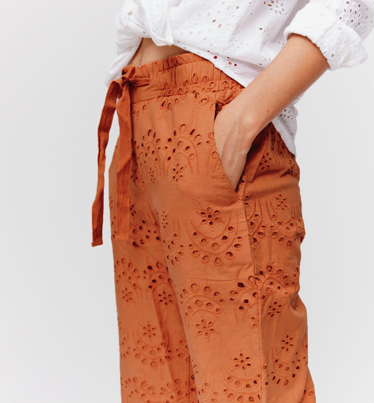 Jogpant en broderie anglaise