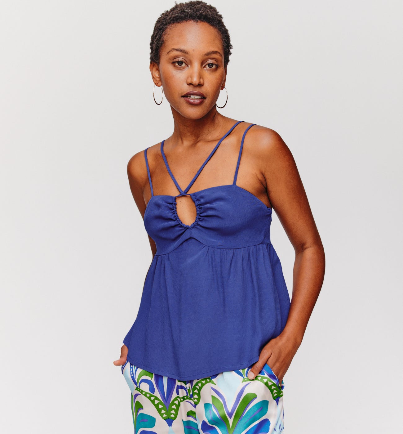 Top scollo con anello