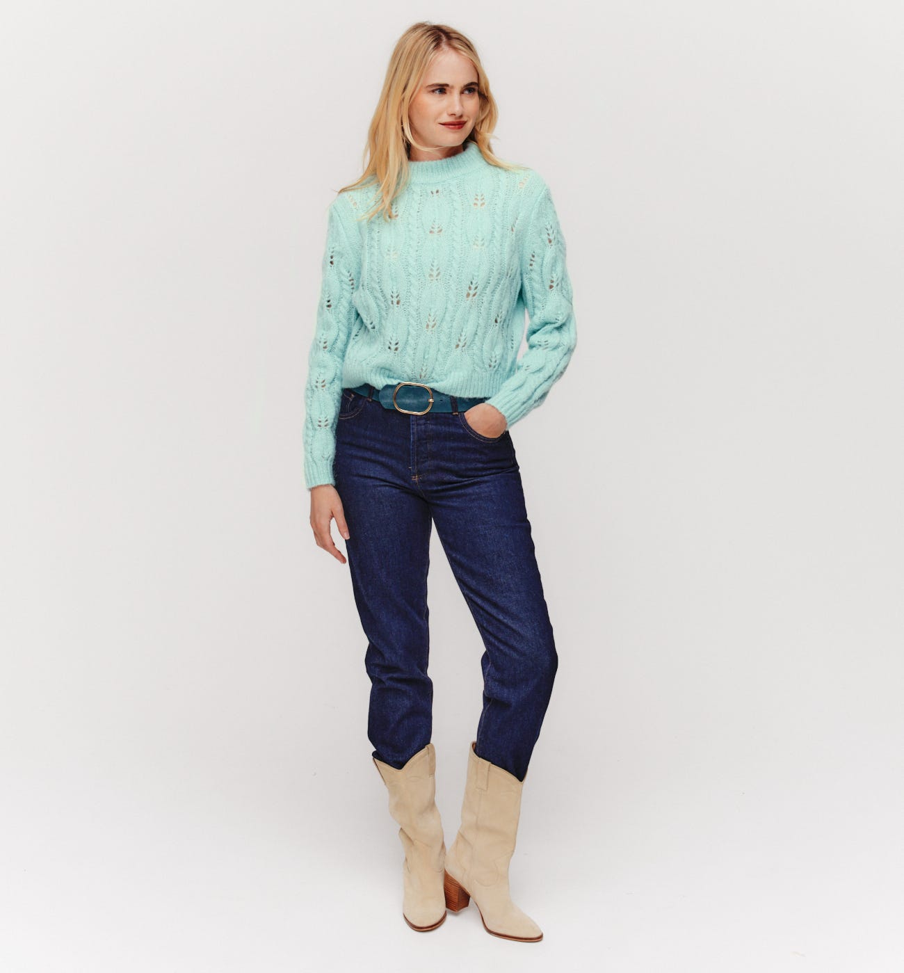 Kurzer Pullover mit Zopfmuster