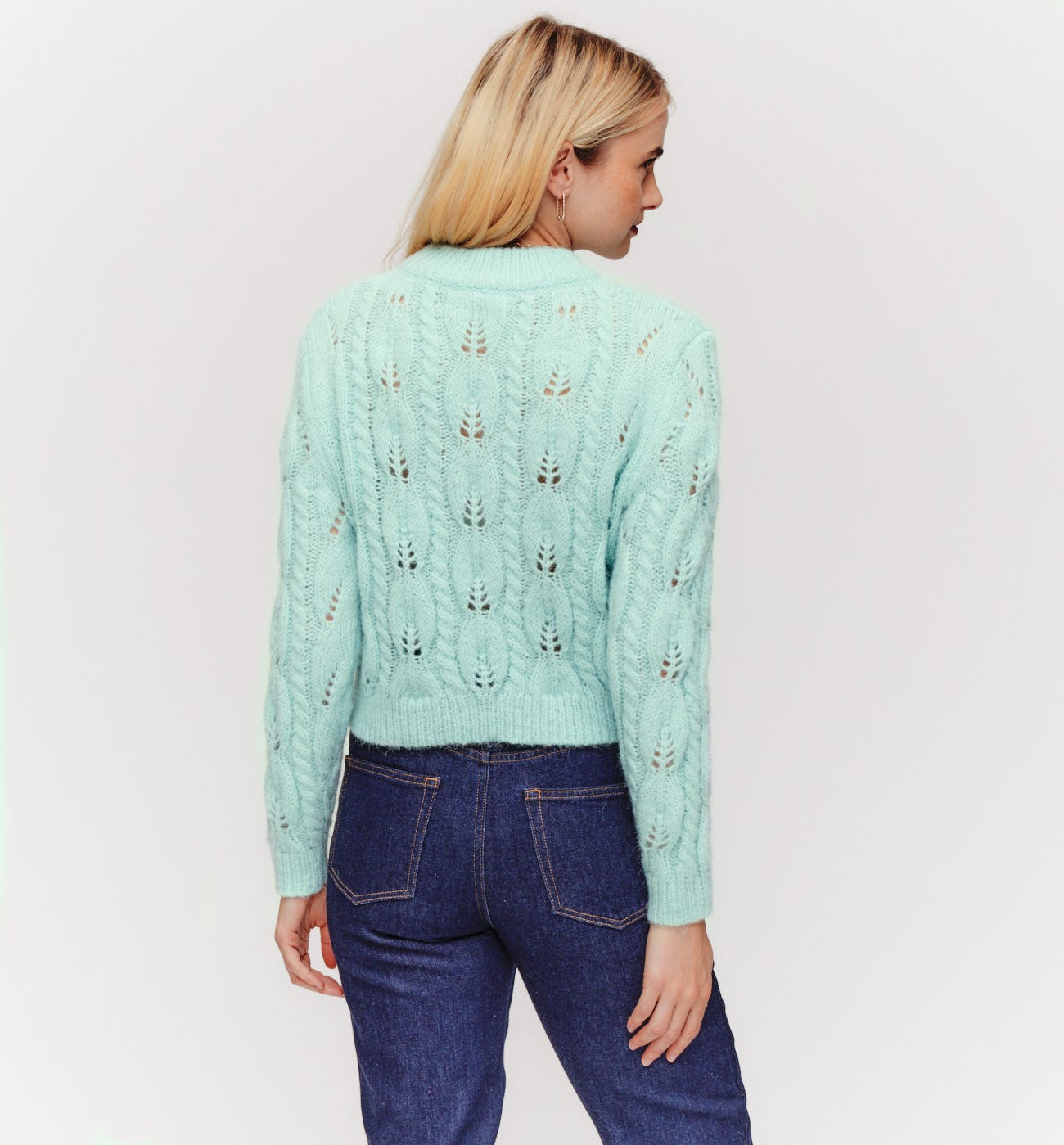 Kurzer Pullover mit Zopfmuster