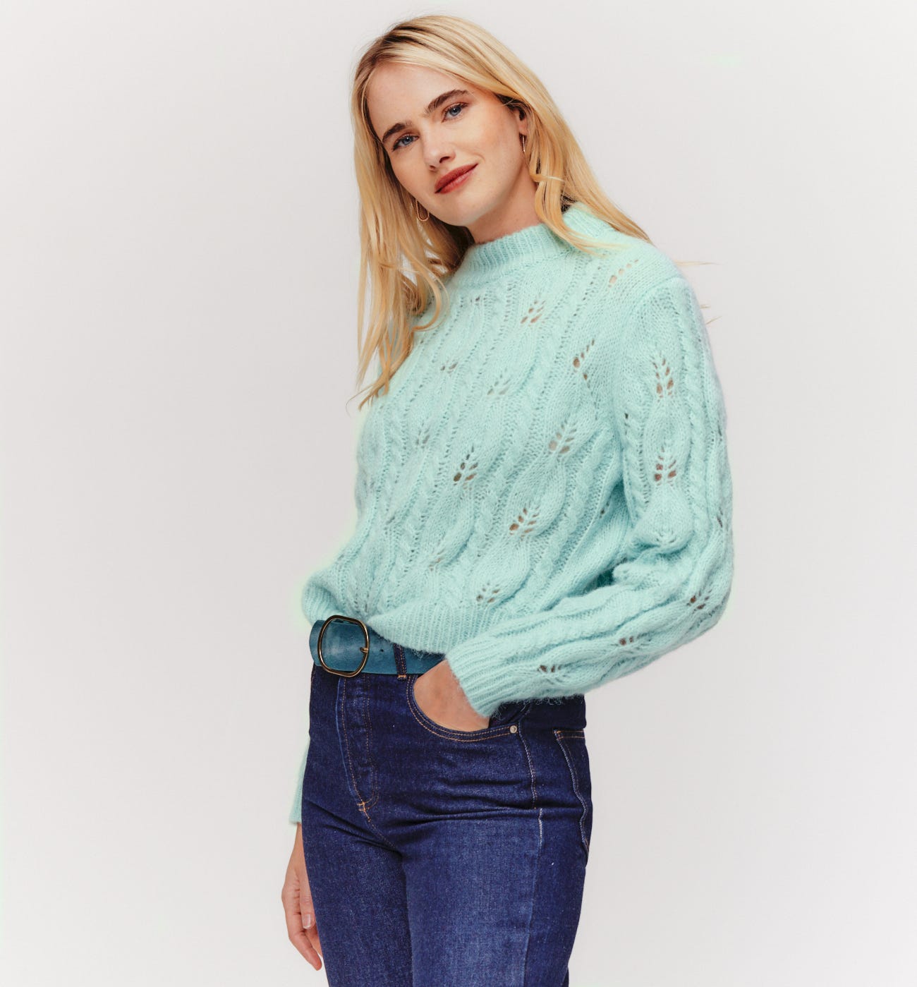 Kurzer Pullover mit Zopfmuster