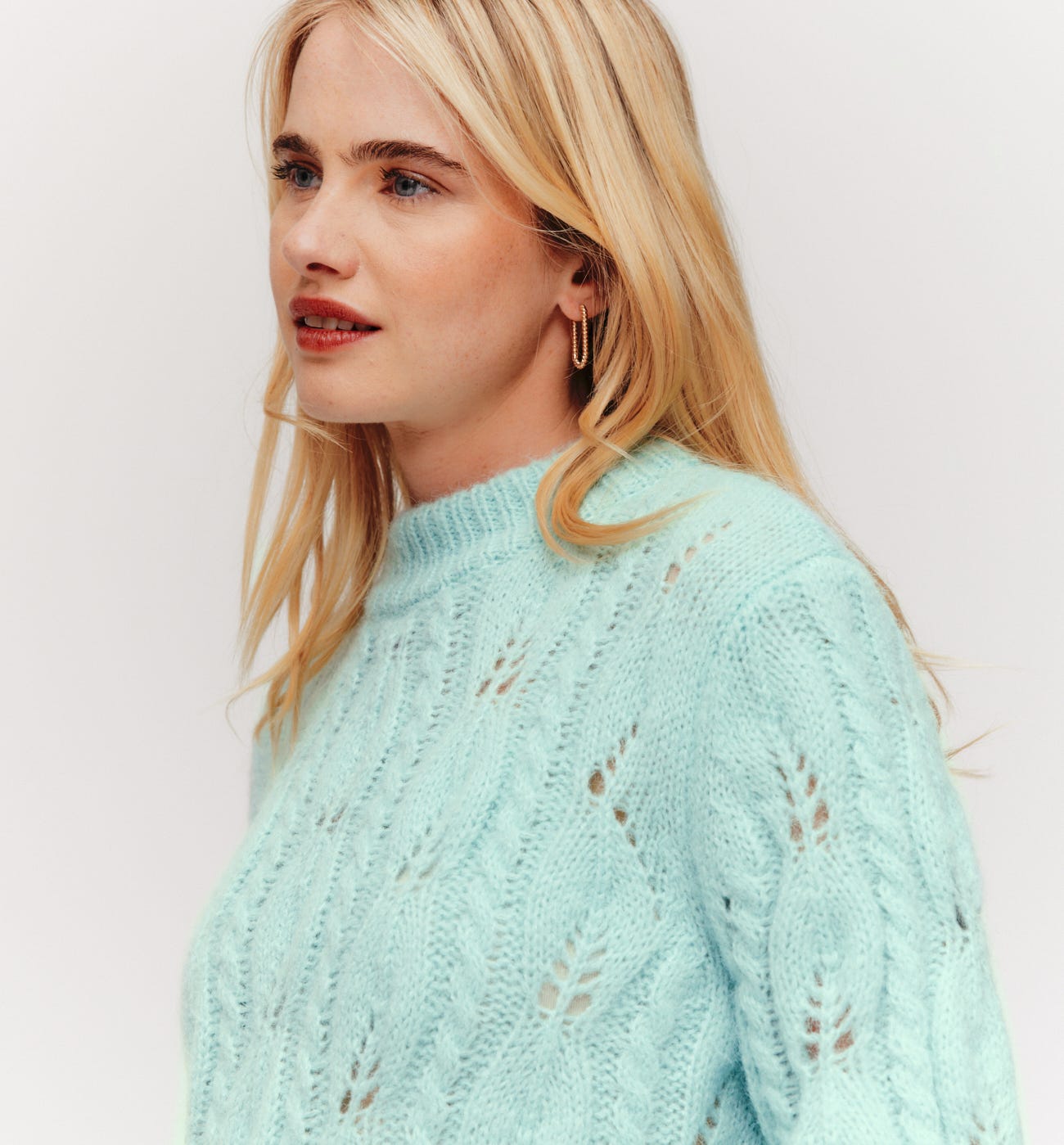 Kurzer Pullover mit Zopfmuster