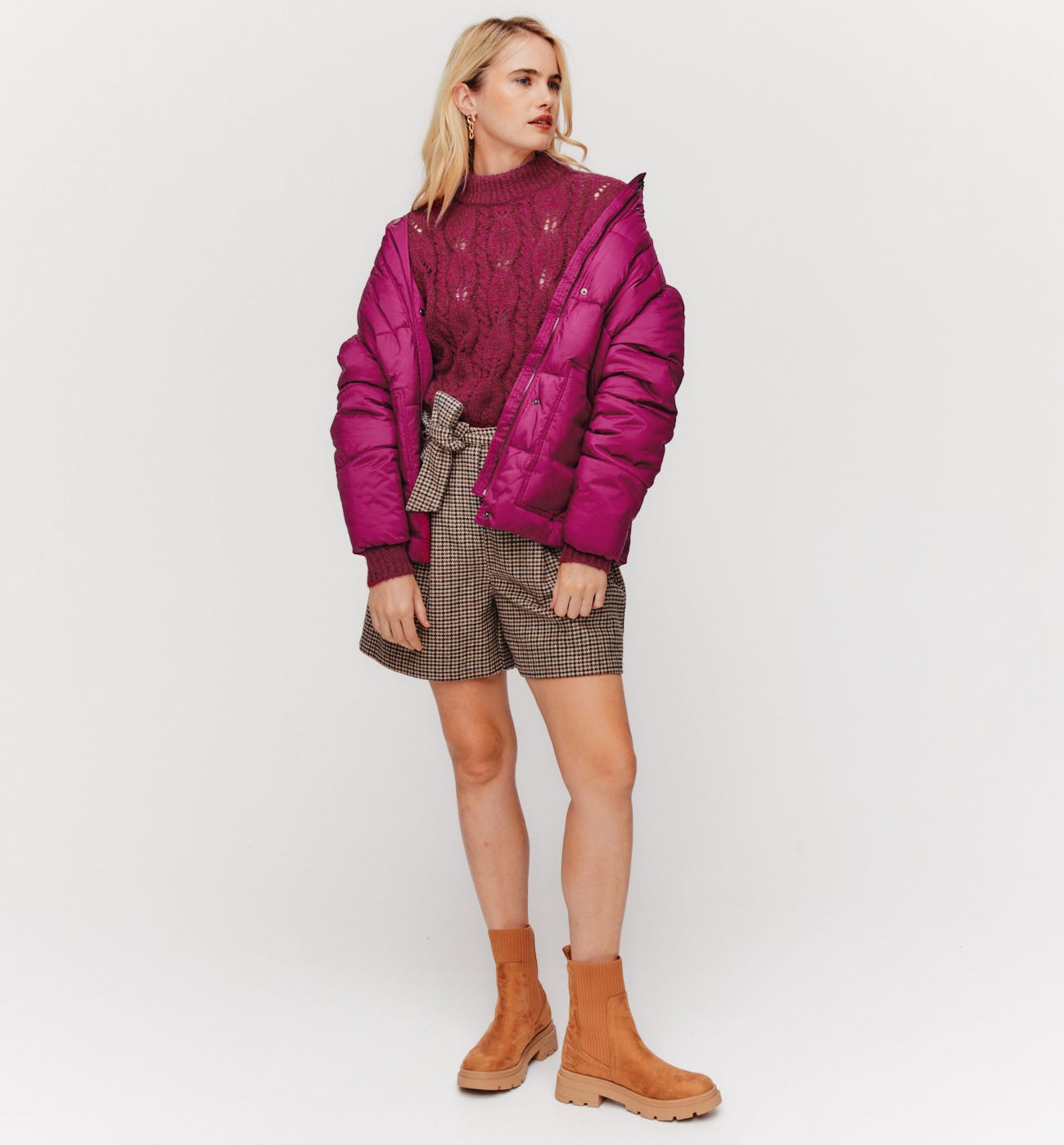 Kurzer Pullover mit Zopfmuster
