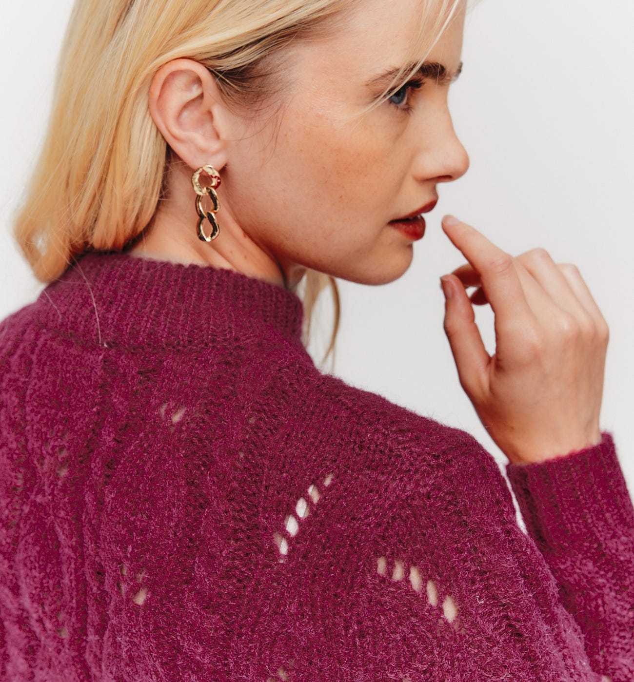Kurzer Pullover mit Zopfmuster