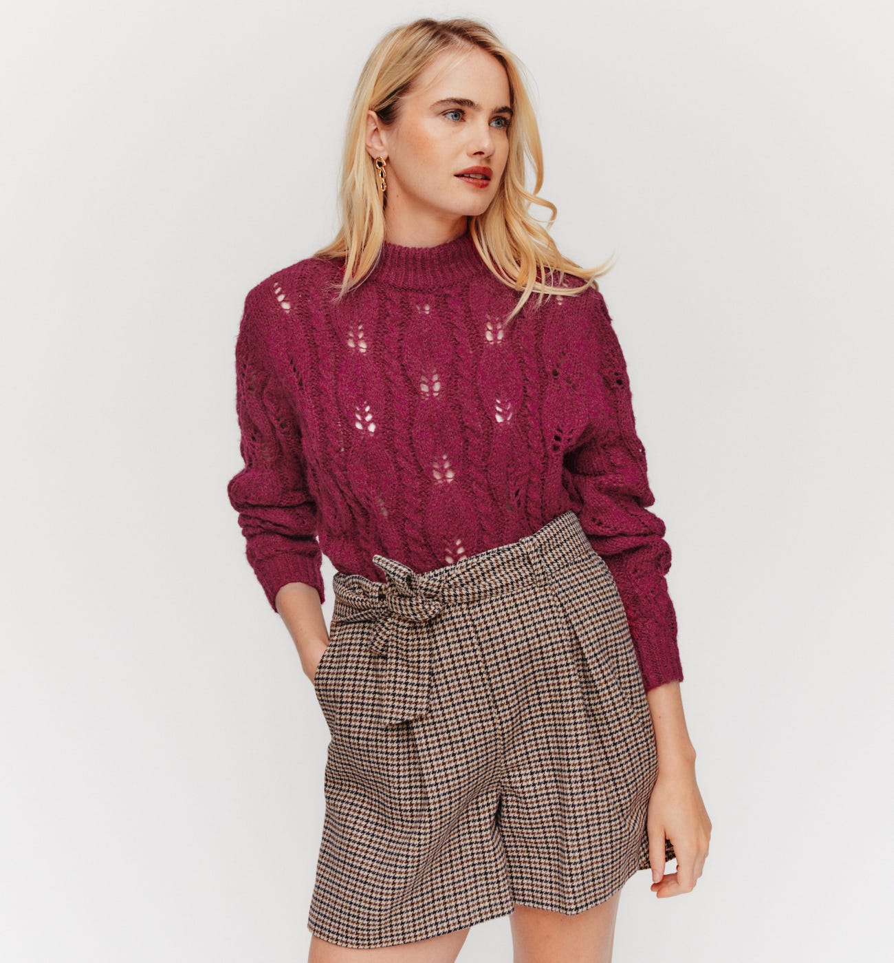 Kurzer Pullover mit Zopfmuster
