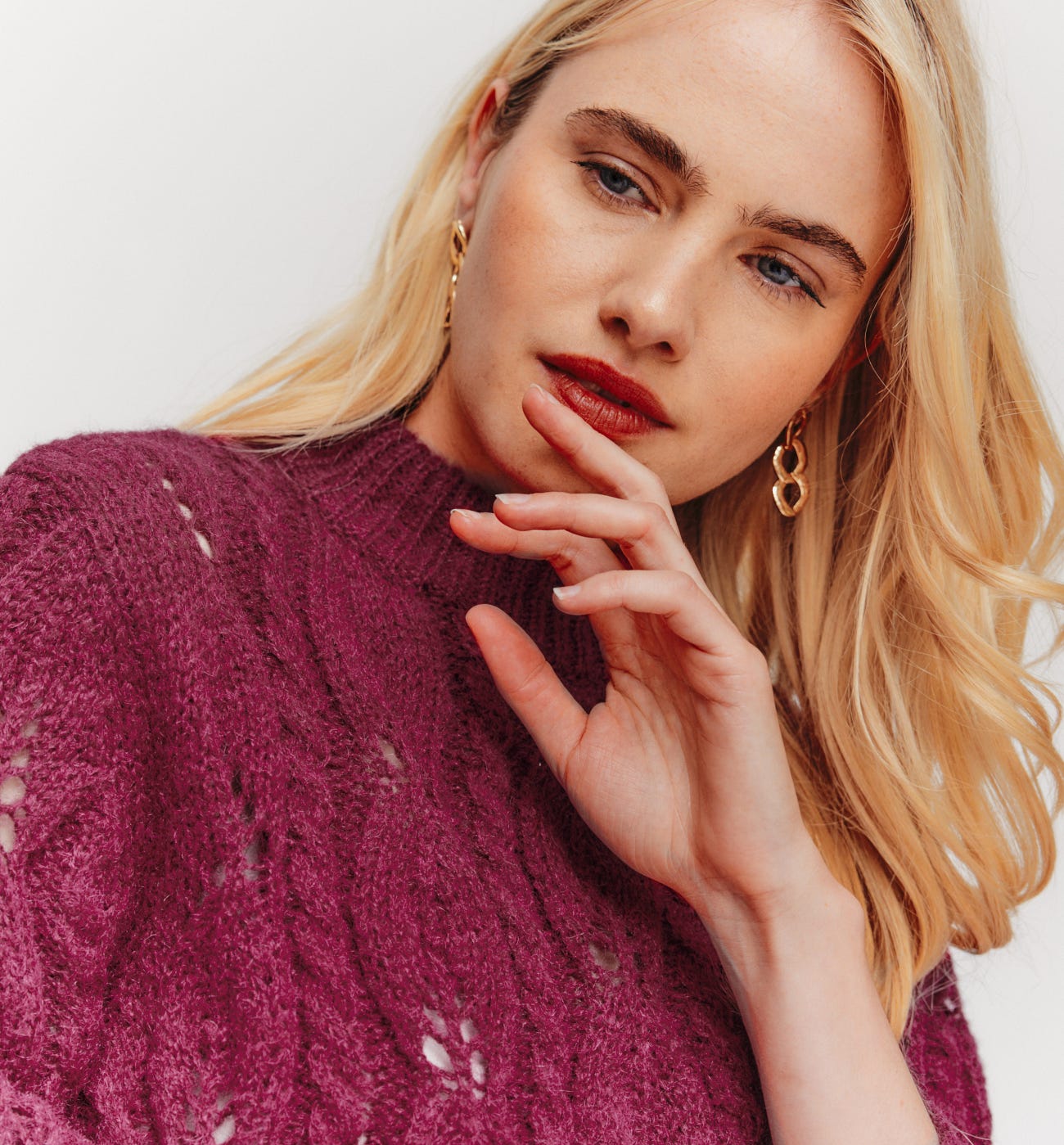 Kurzer Pullover mit Zopfmuster