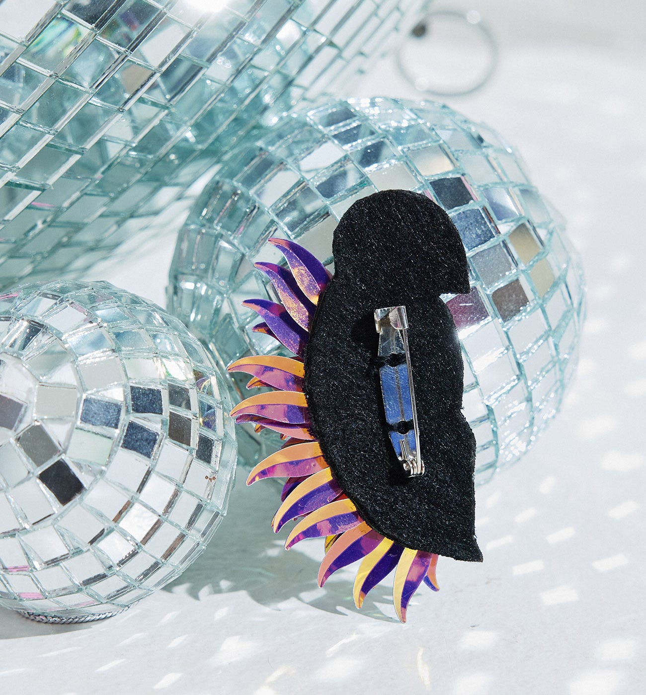 Broche perlée perroquet