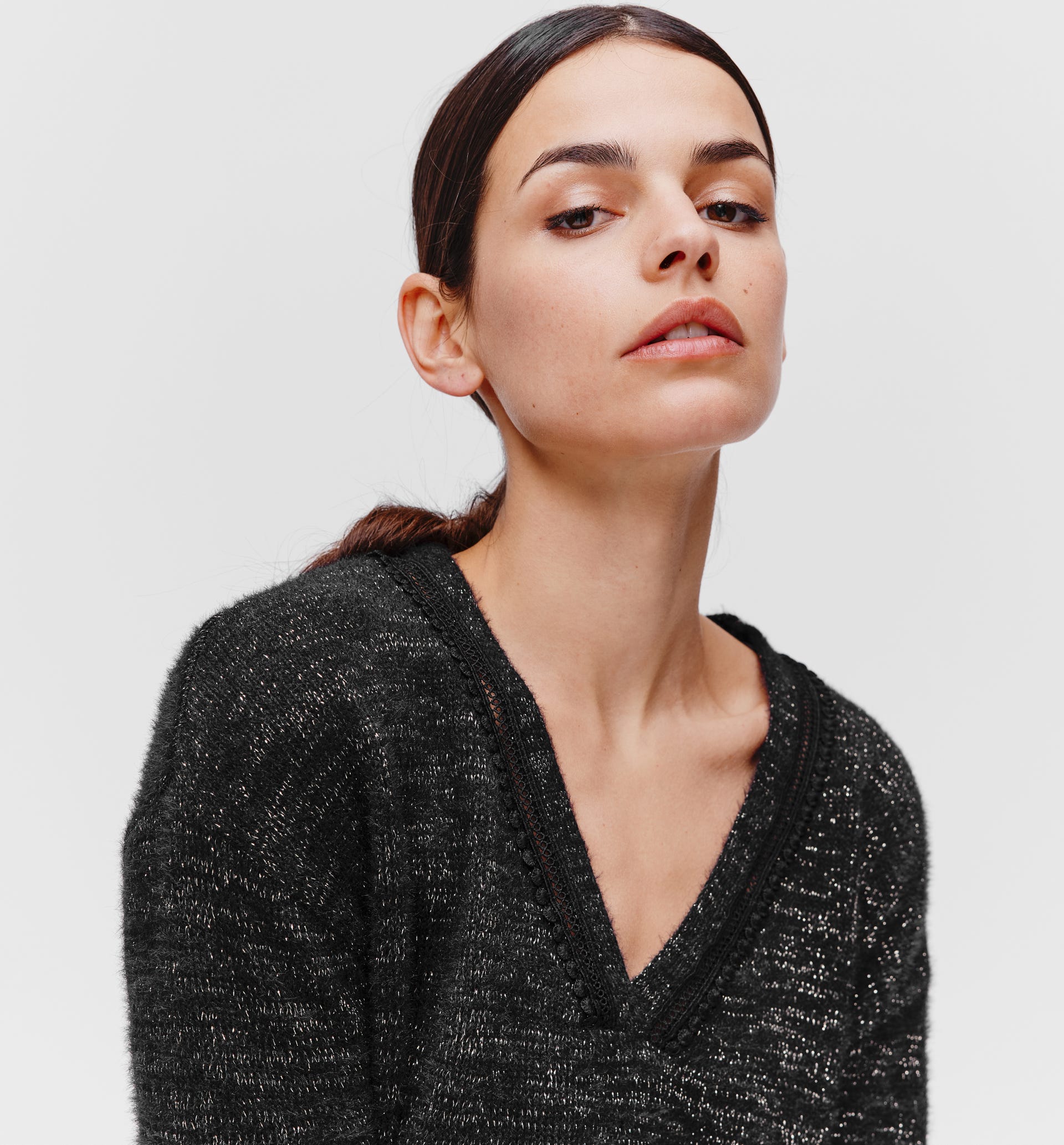 Sweter z dekoltem
