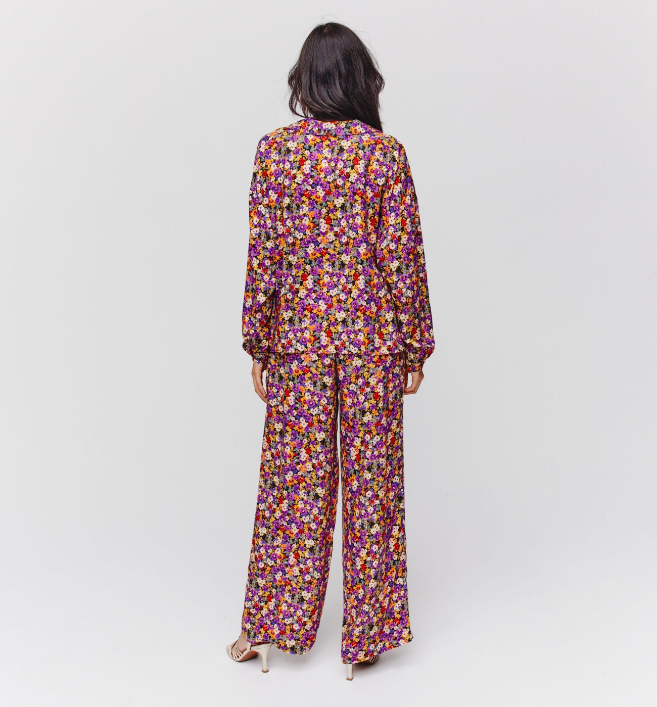 Pantalón ancho y sedoso