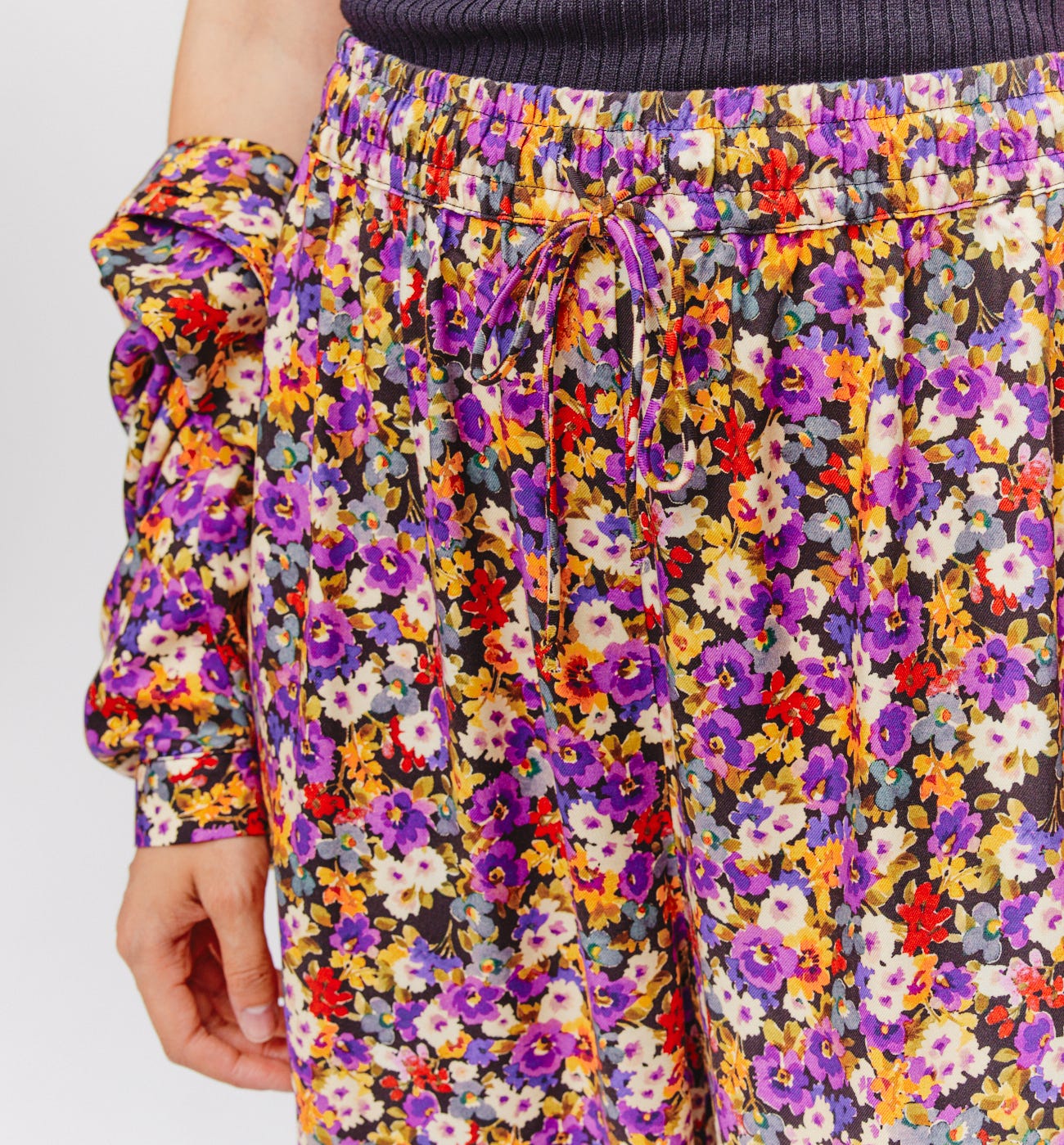 Pantalón ancho y sedoso