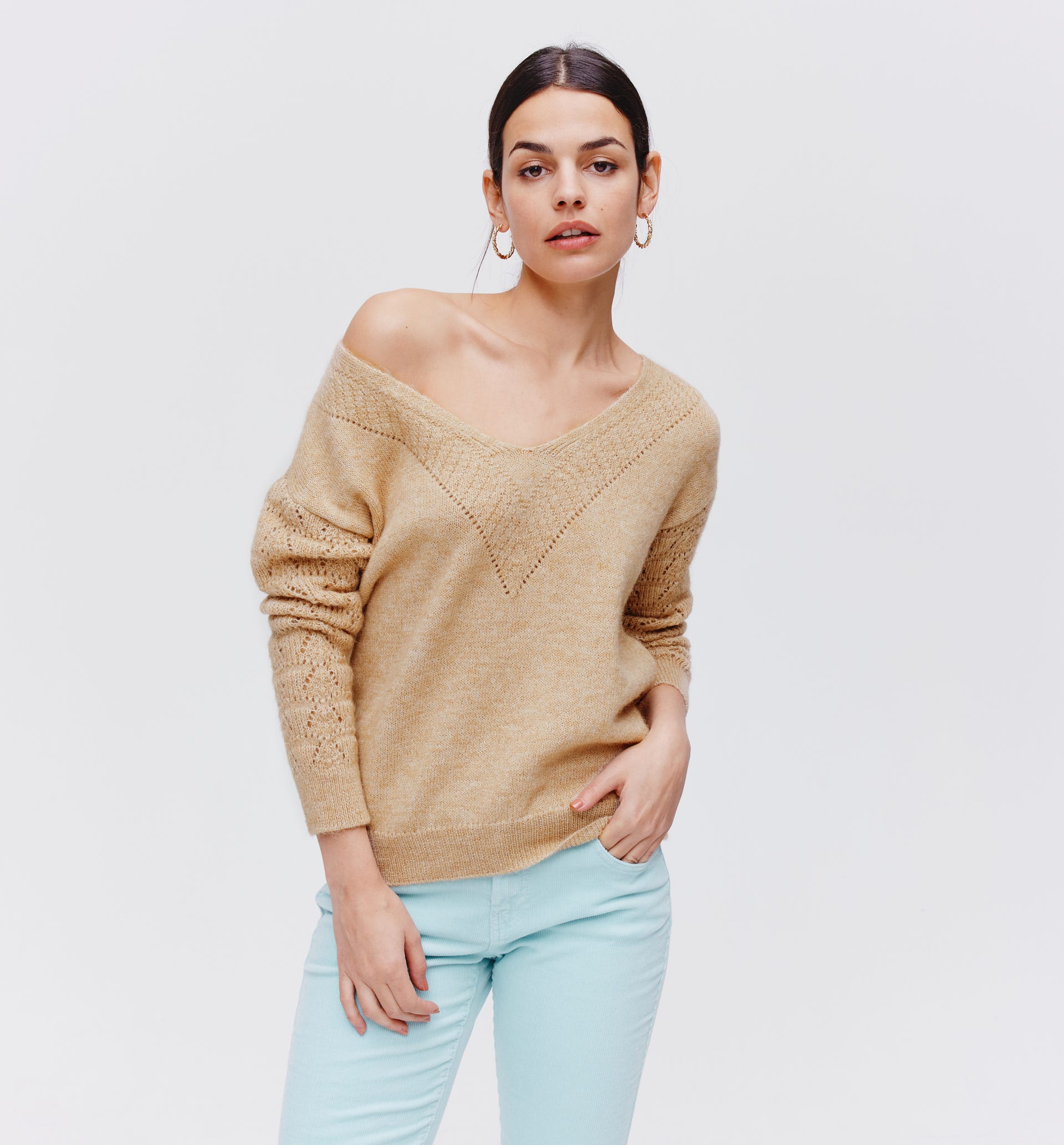 V-neckline jumper