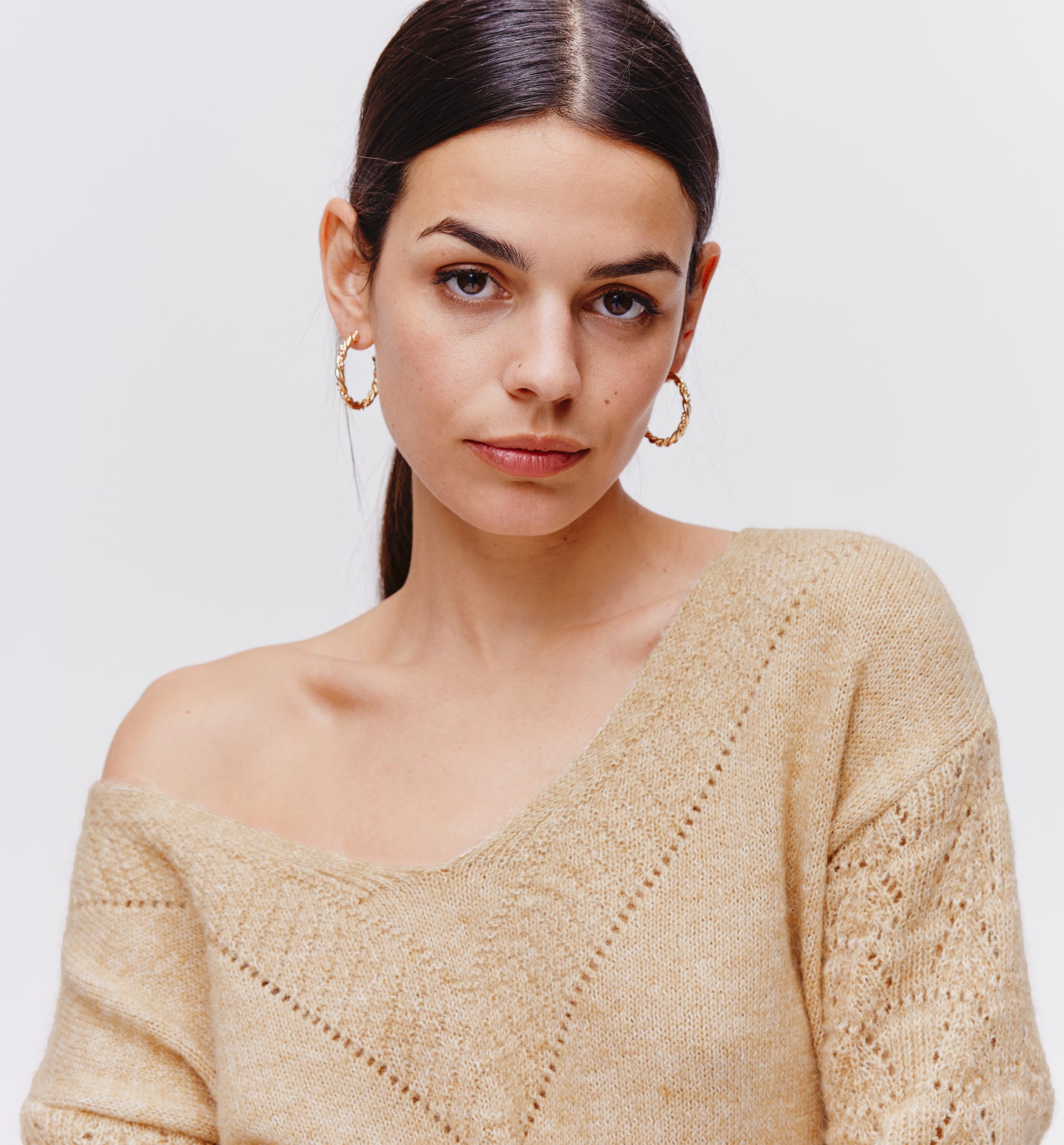 V-neckline jumper