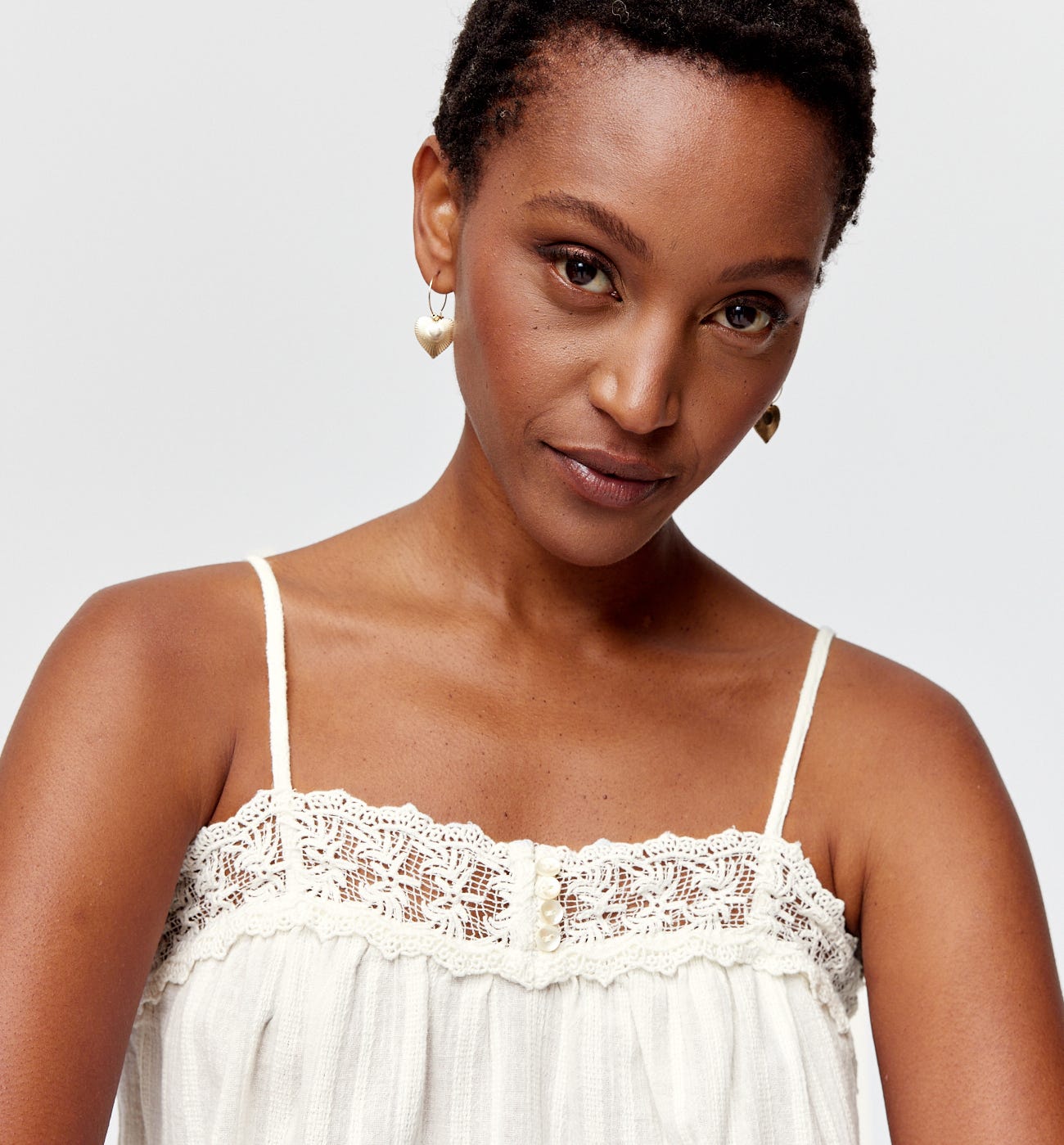 Top brodé détail dentelle