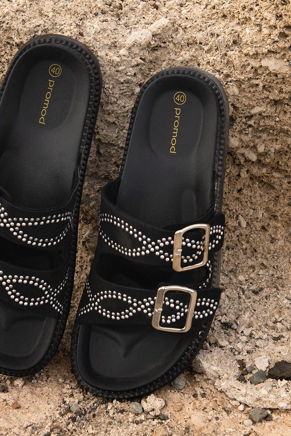 Pantoletten mit Nietenbesatz