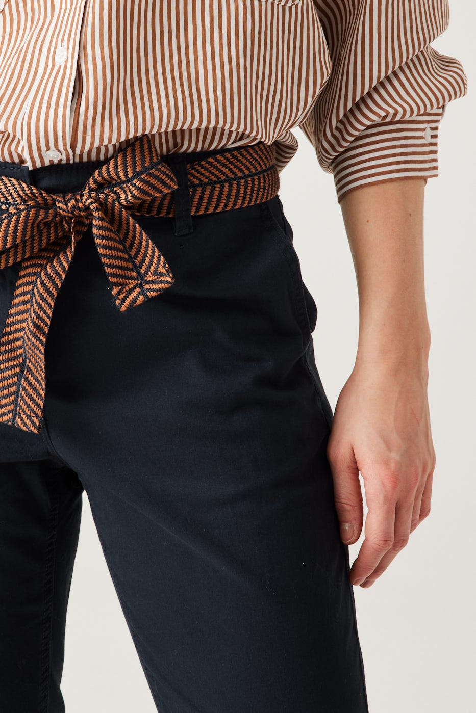 Chinohose mit Gürtel