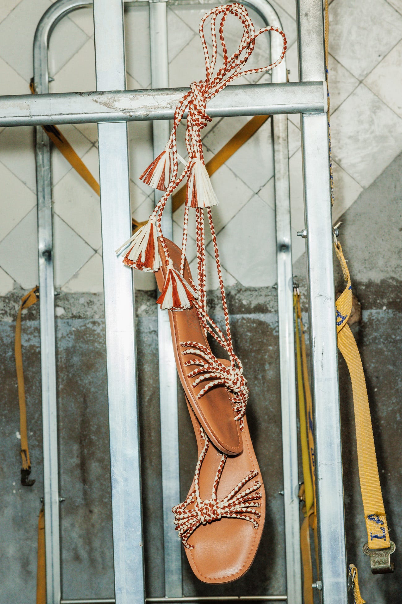 Sandali in pelle e raffia