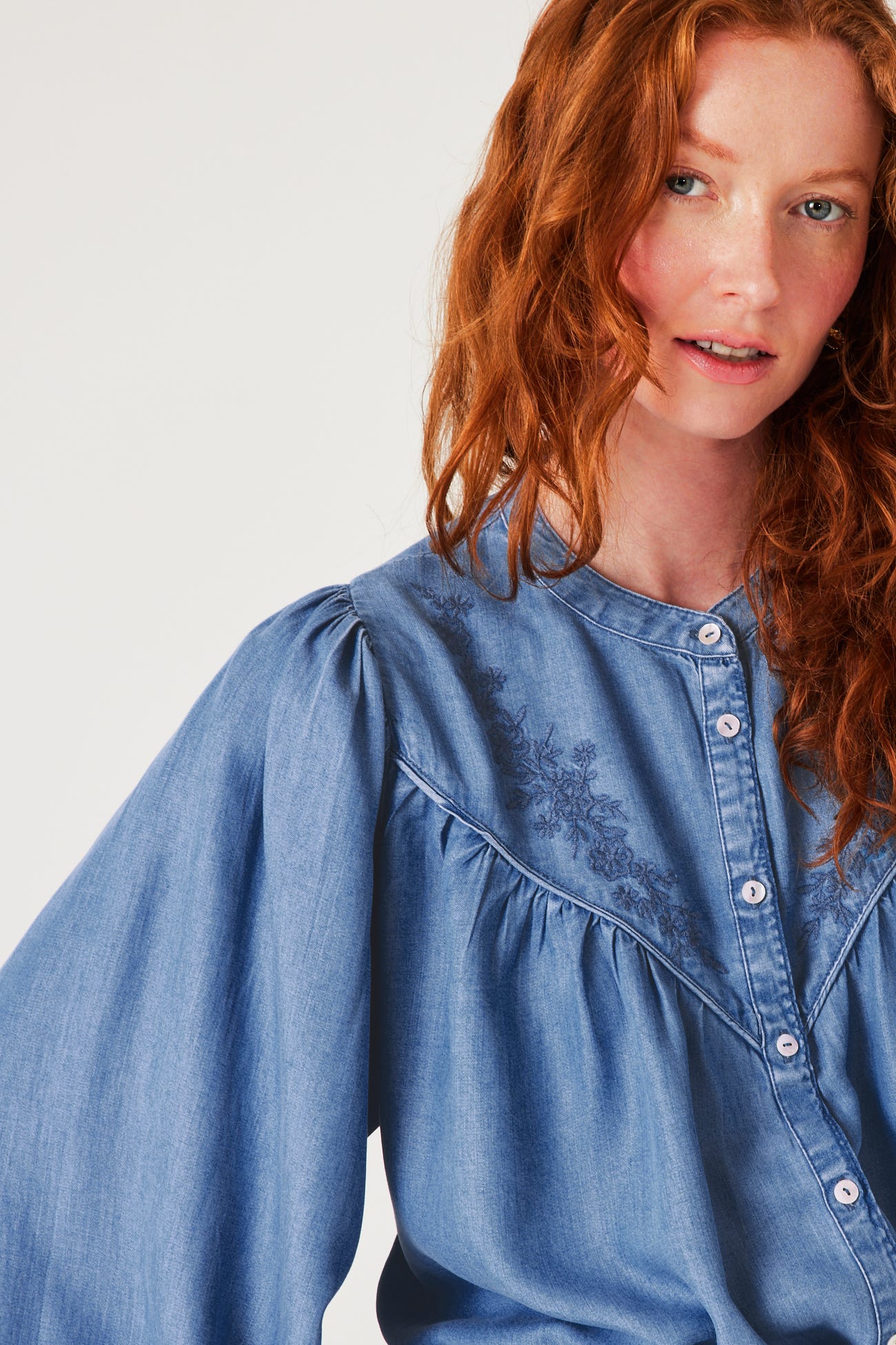 Camisa bordada lyocell