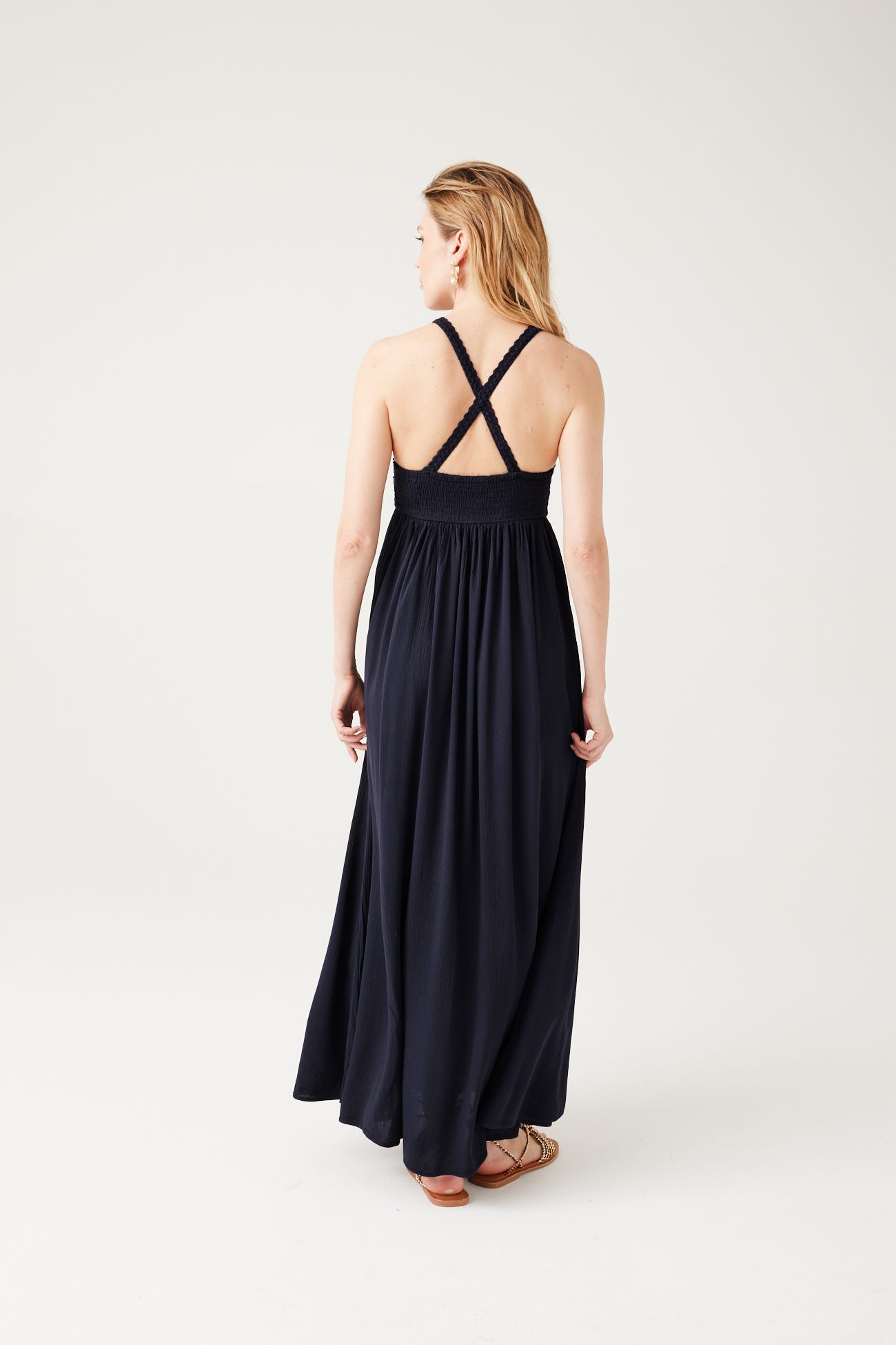 Langes Kleid mit Häkeldetails