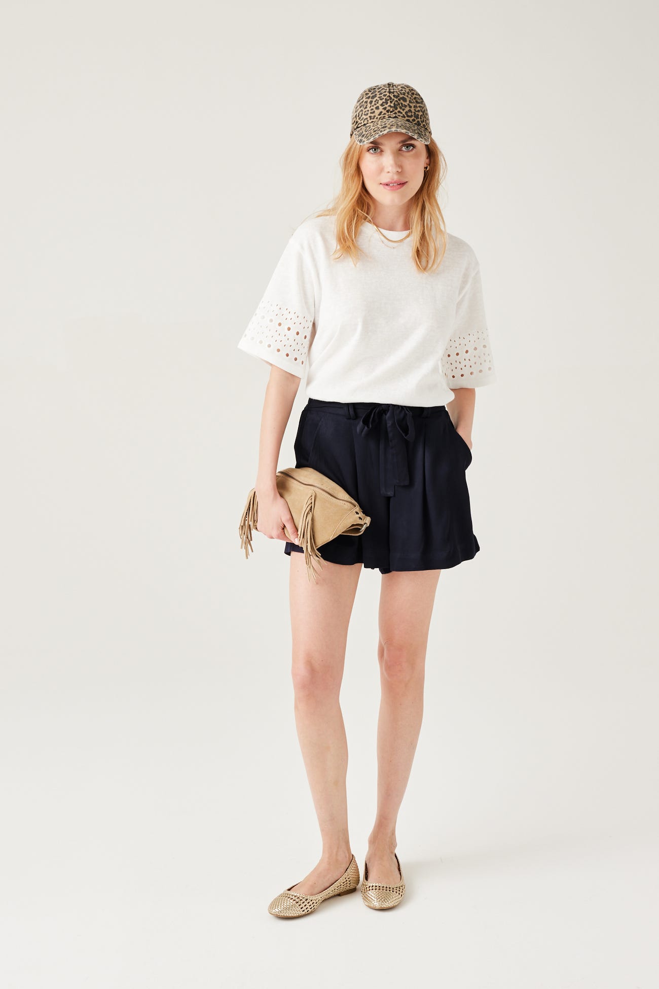 Plain belted shorts