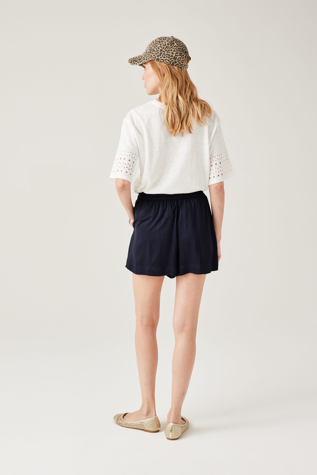 Plain belted shorts
